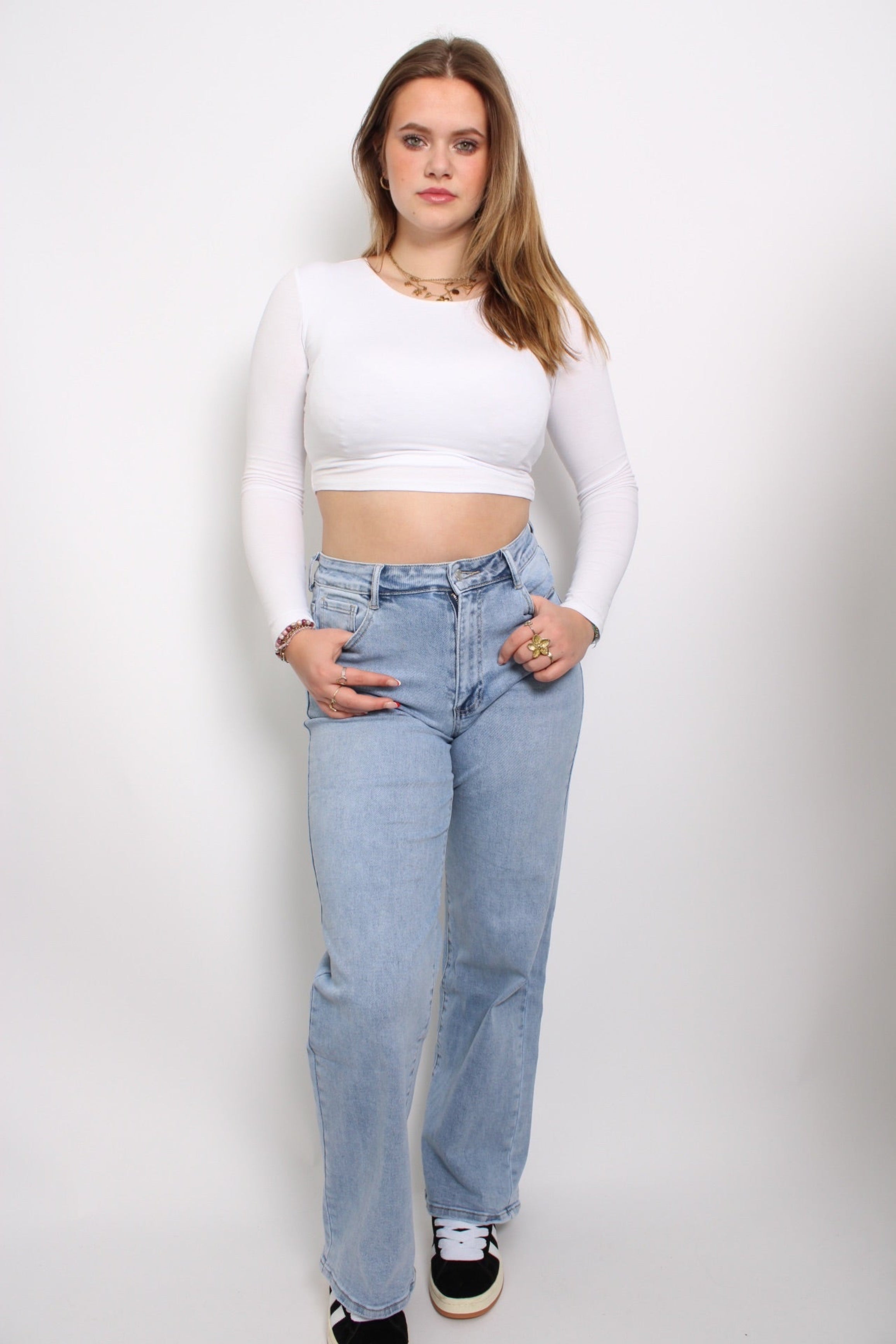 Plus-size jeans met een comfortabele, goed passende snit. De jeans heeft een klassieke vijf-pocketstijl en een subtiele wassing, wat zorgt voor een casual, veelzijdige uitstraling. Het ontwerp biedt zowel stijl als comfort, perfect voor dagelijks gebruik.