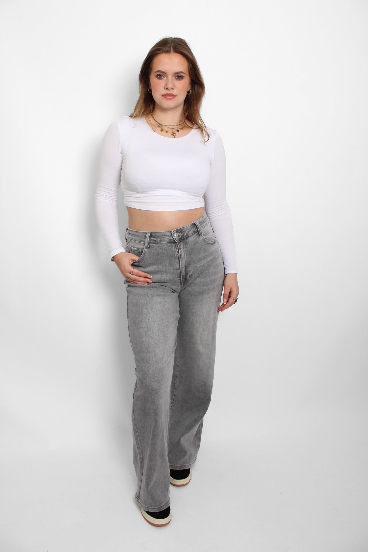 Plus-size lichtgrijze jeans met een comfortabele, goed passende snit. De jeans heeft een klassieke vijf-pocketstijl en een subtiele wassing, wat zorgt voor een casual, veelzijdige uitstraling. Het ontwerp biedt zowel stijl als comfort, perfect voor dagelijks gebruik.
