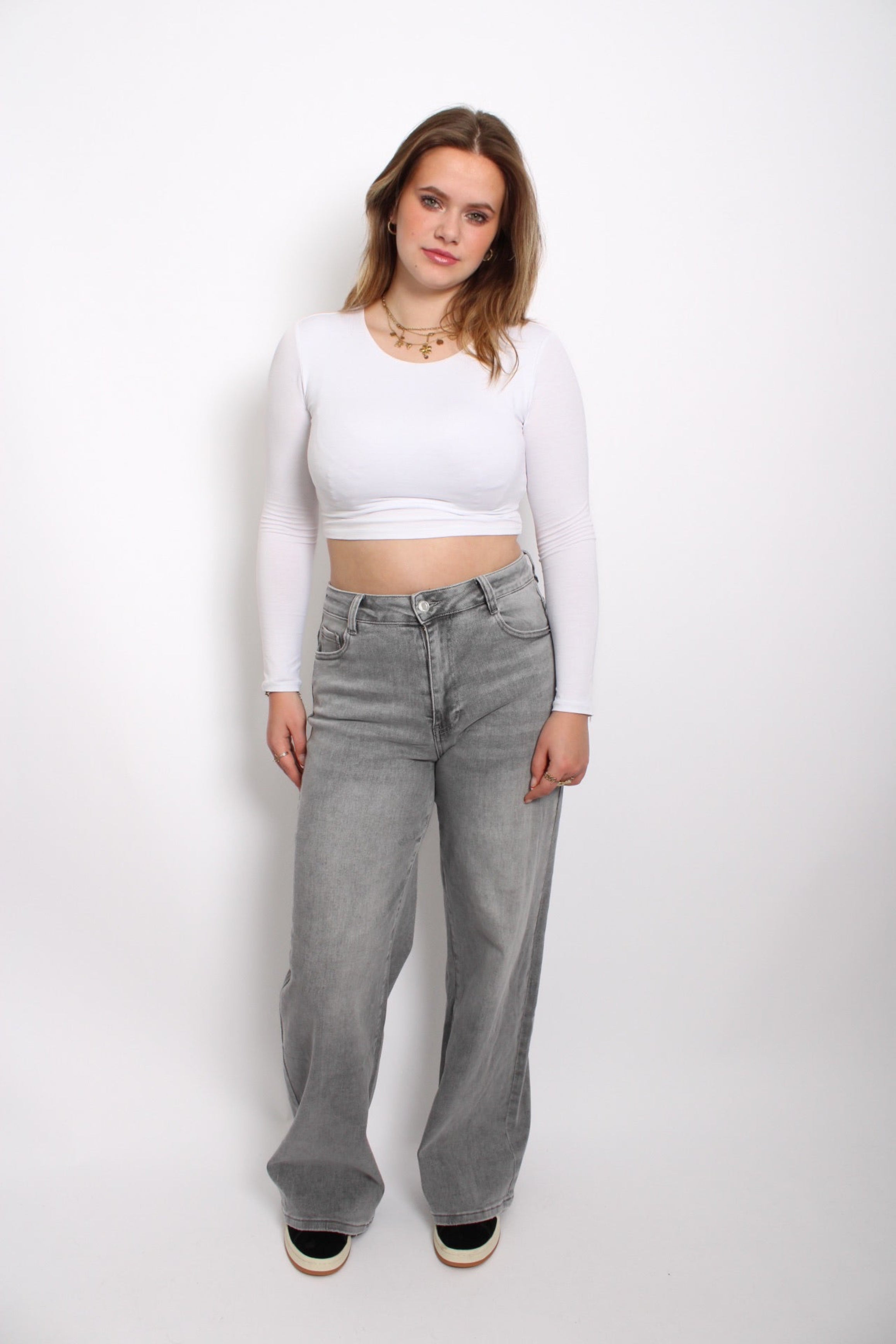 Plus-size lichtgrijze jeans met een comfortabele, goed passende snit. De jeans heeft een klassieke vijf-pocketstijl en een subtiele wassing, wat zorgt voor een casual, veelzijdige uitstraling. Het ontwerp biedt zowel stijl als comfort, perfect voor dagelijks gebruik.