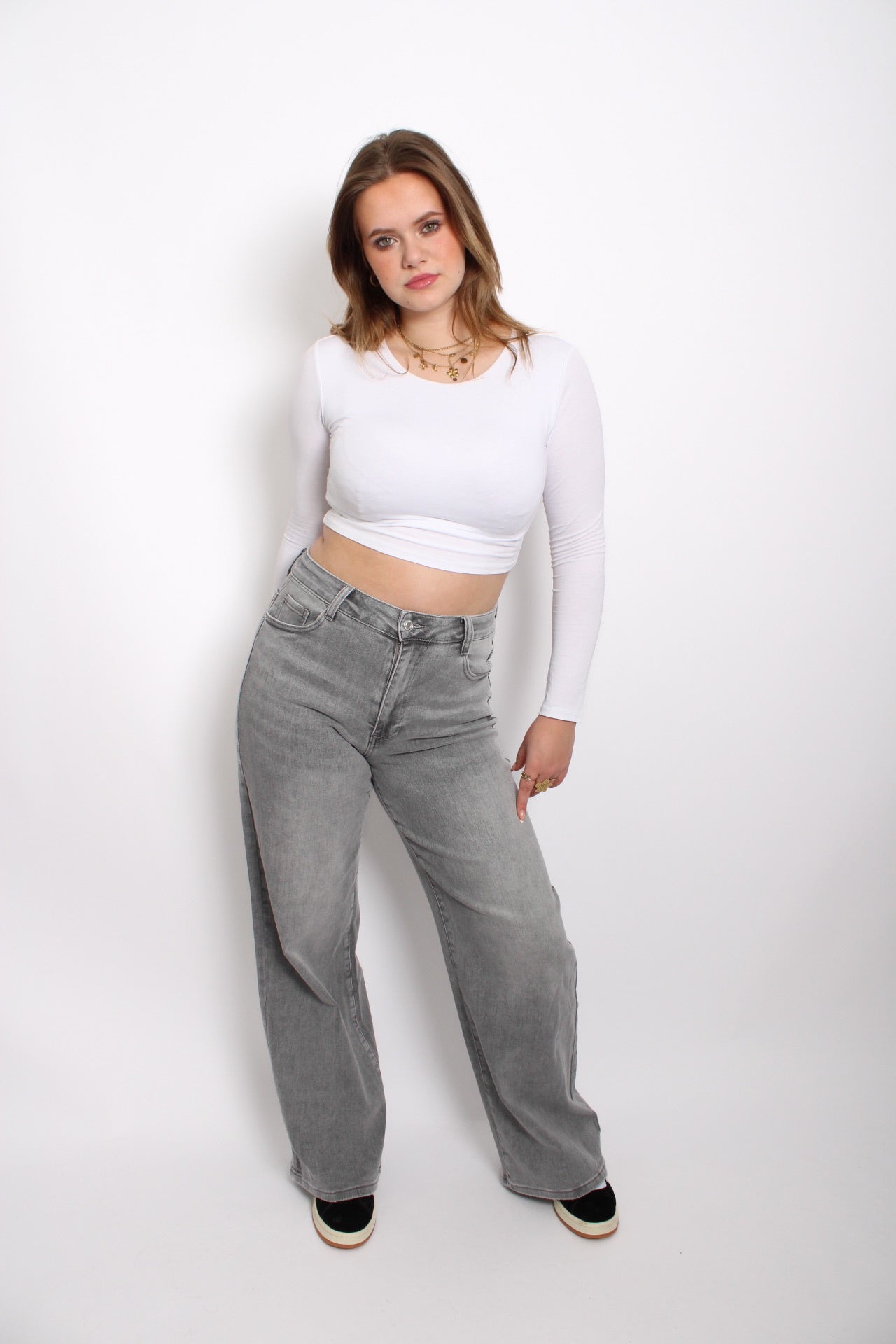 Plus-size lichtgrijze jeans met een comfortabele, goed passende snit. De jeans heeft een klassieke vijf-pocketstijl en een subtiele wassing, wat zorgt voor een casual, veelzijdige uitstraling. Het ontwerp biedt zowel stijl als comfort, perfect voor dagelijks gebruik.
