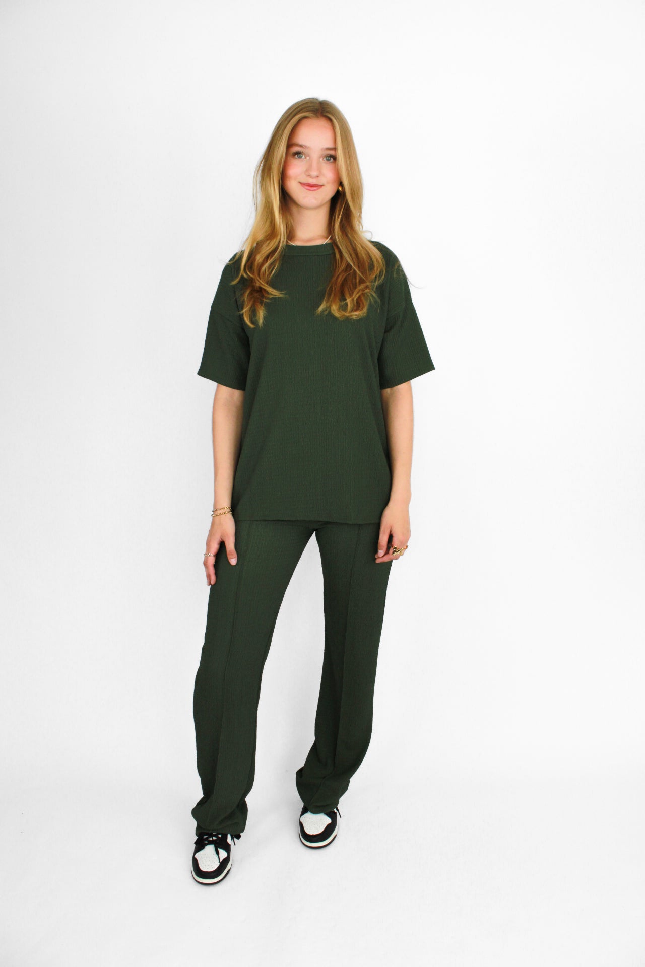 Zomerse outfit voor lange vrouwen: lichte top met een wijde, lange broek die goed past bij langere benen.