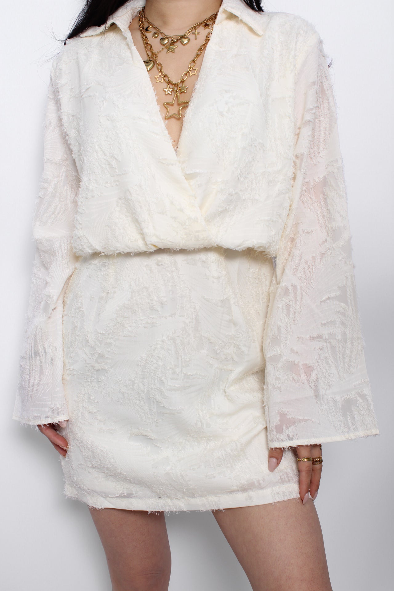 Witte korte jurk met getailleerde pasvorm en elegante uitstraling, perfect voor elke gelegenheid