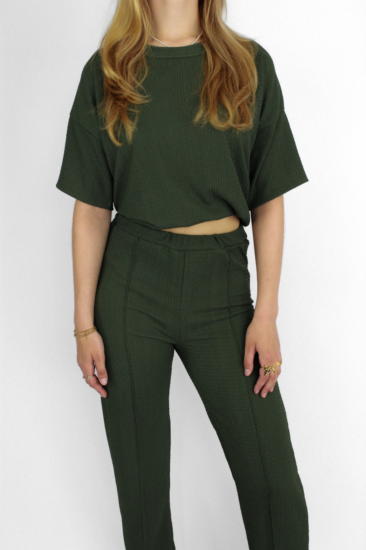 Zomerse outfit voor lange vrouwen: lichte top met een wijde, lange broek die goed past bij langere benen.
