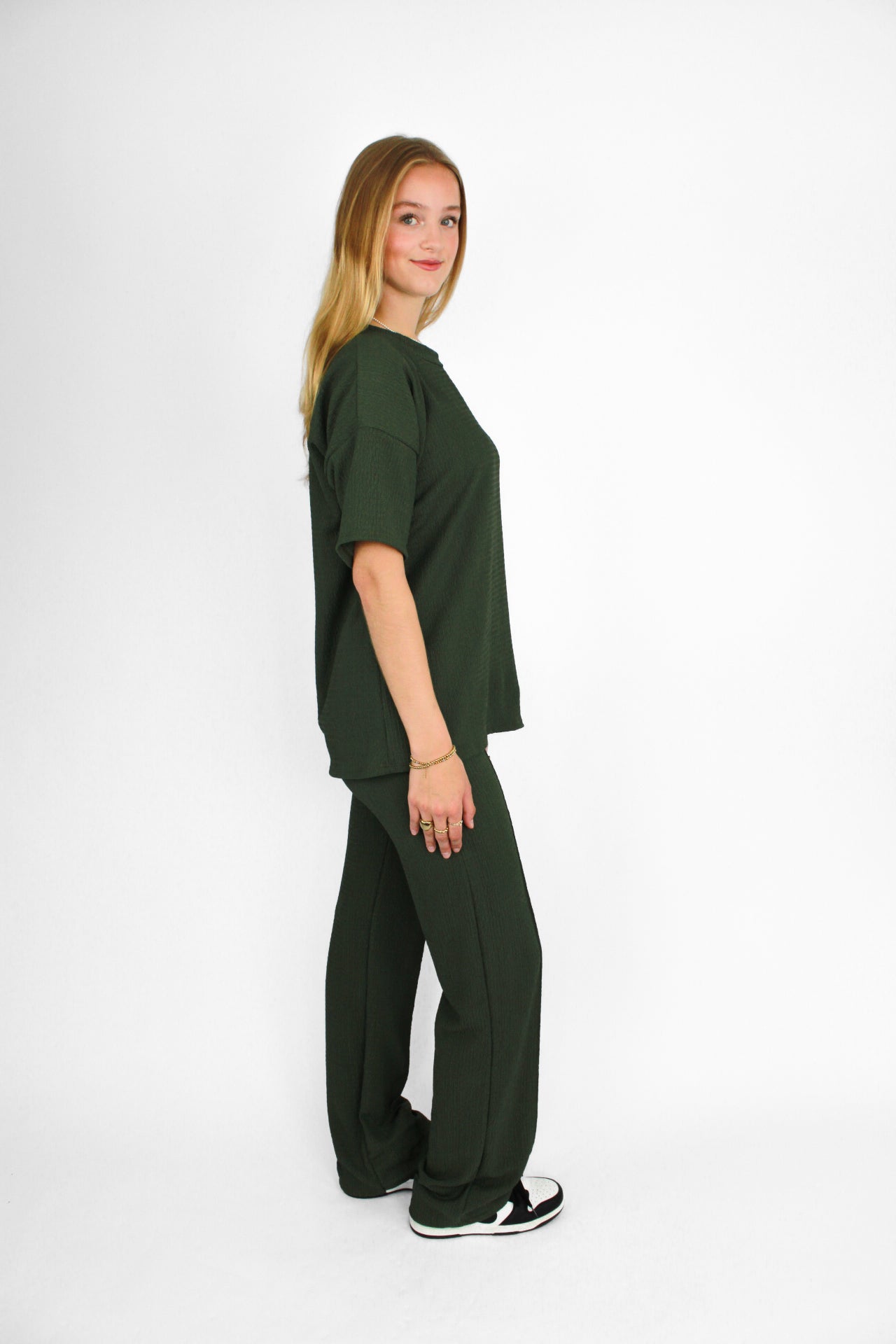 Zomerse outfit voor lange vrouwen: lichte top met een wijde, lange broek die goed past bij langere benen.
