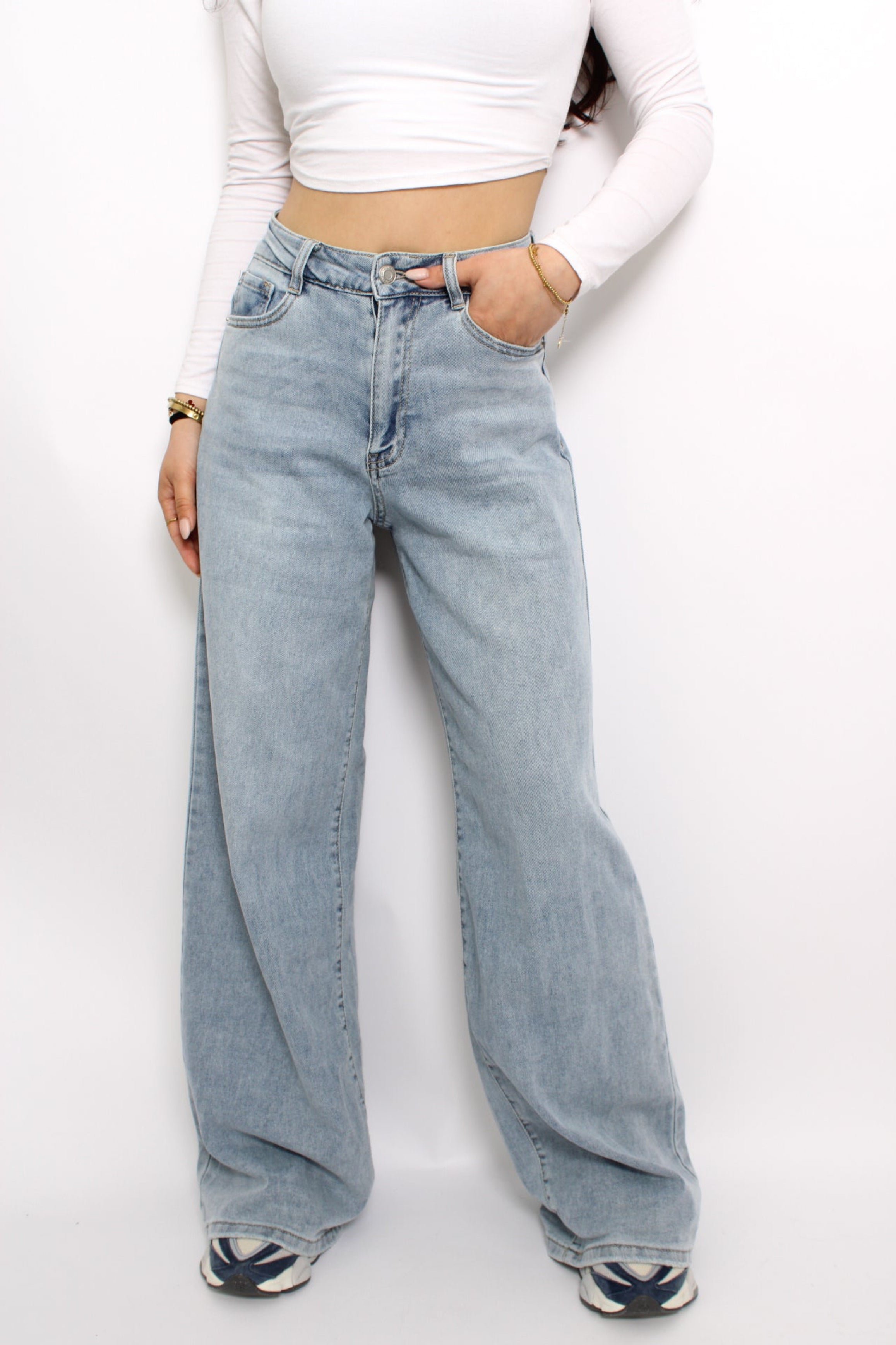 Blauwe denim wijde spijkerbroek met een losse pasvorm. Wide leg jeans