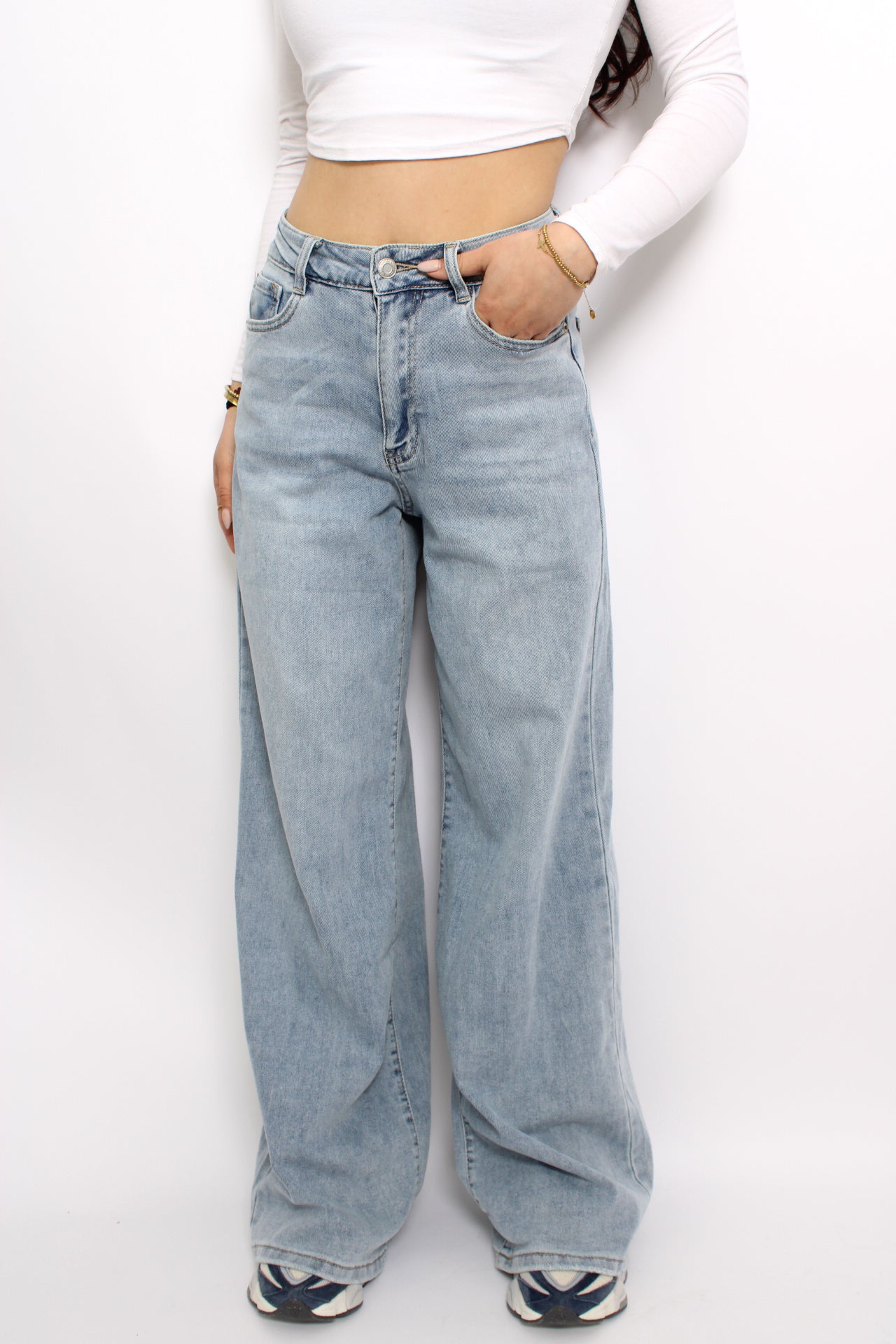 Blauwe denim wijde spijkerbroek met een losse pasvorm. Wide leg jeans