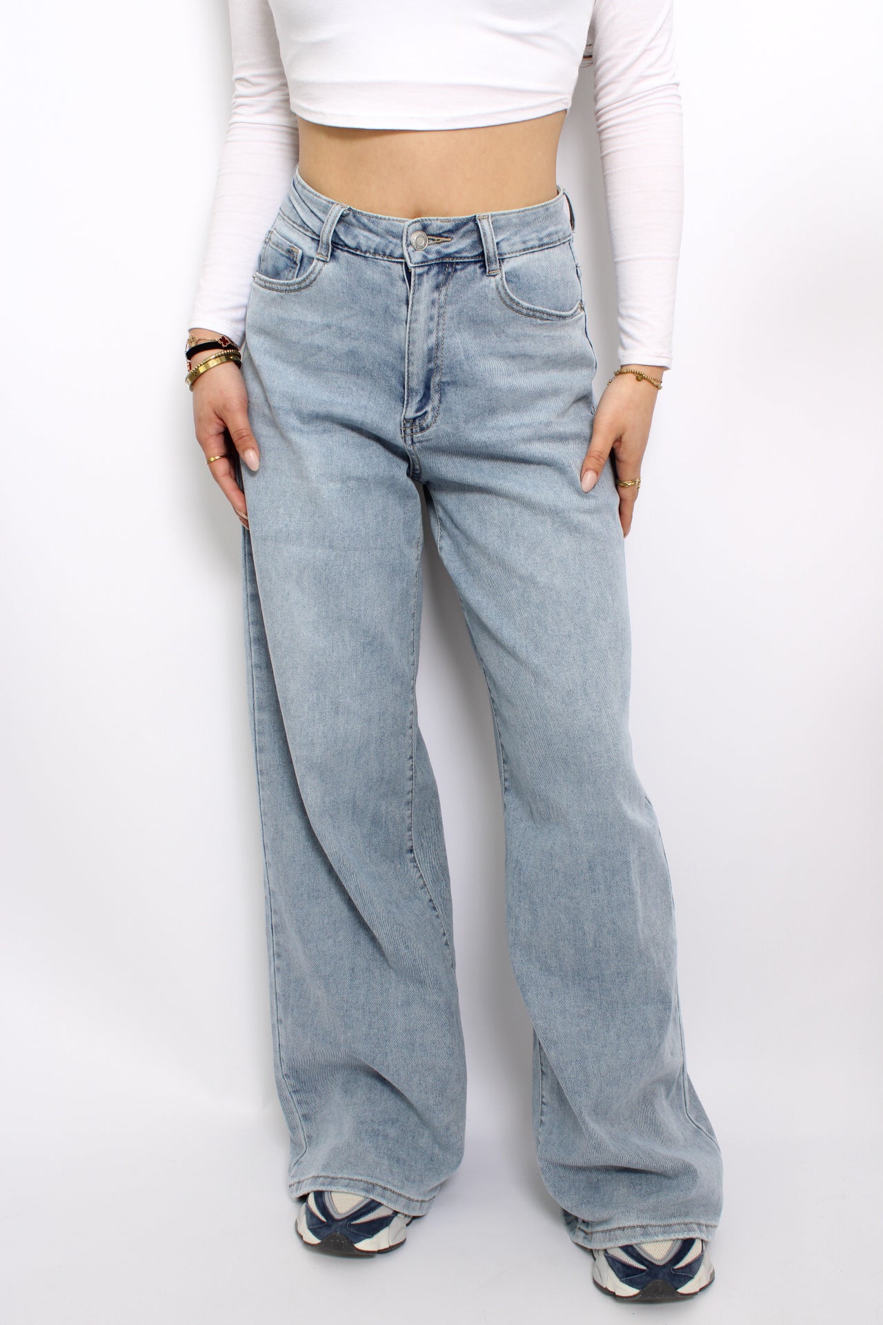 Blauwe denim wijde spijkerbroek met een losse pasvorm. Wide leg jeans