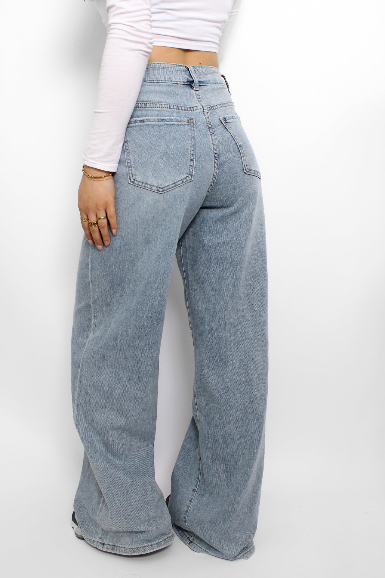 Blauwe denim wijde spijkerbroek met een losse pasvorm. Wide leg jeans