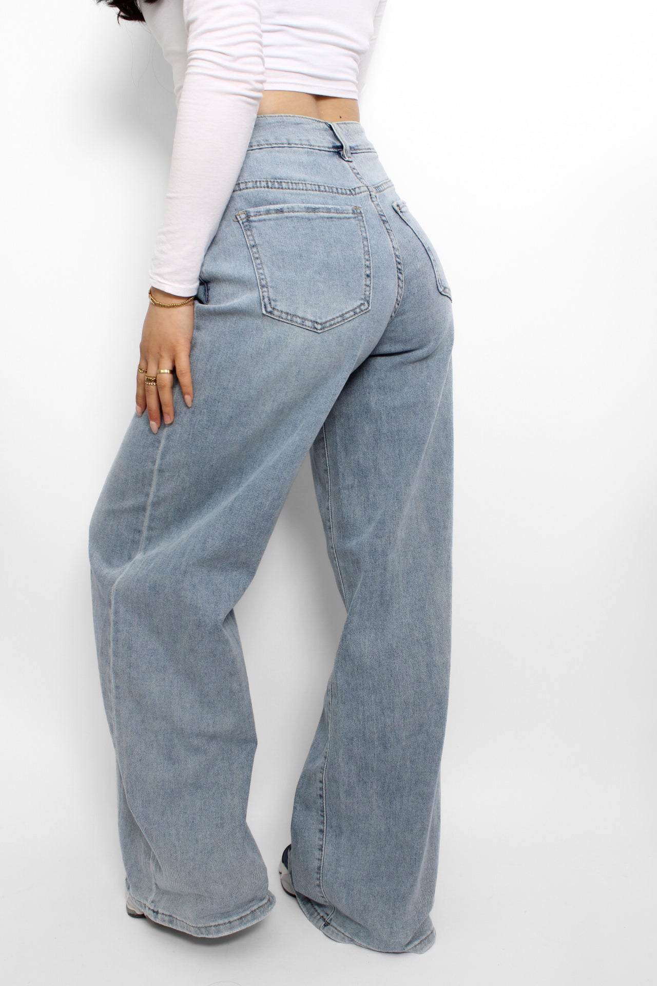 Blauwe denim wijde spijkerbroek met een losse pasvorm. Wide leg jeans