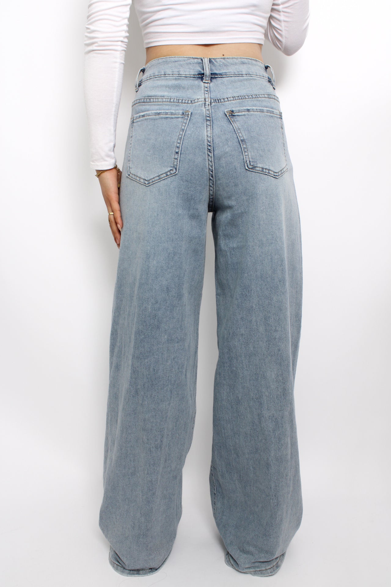 Blauwe denim wijde spijkerbroek met een losse pasvorm. Wide leg jeans