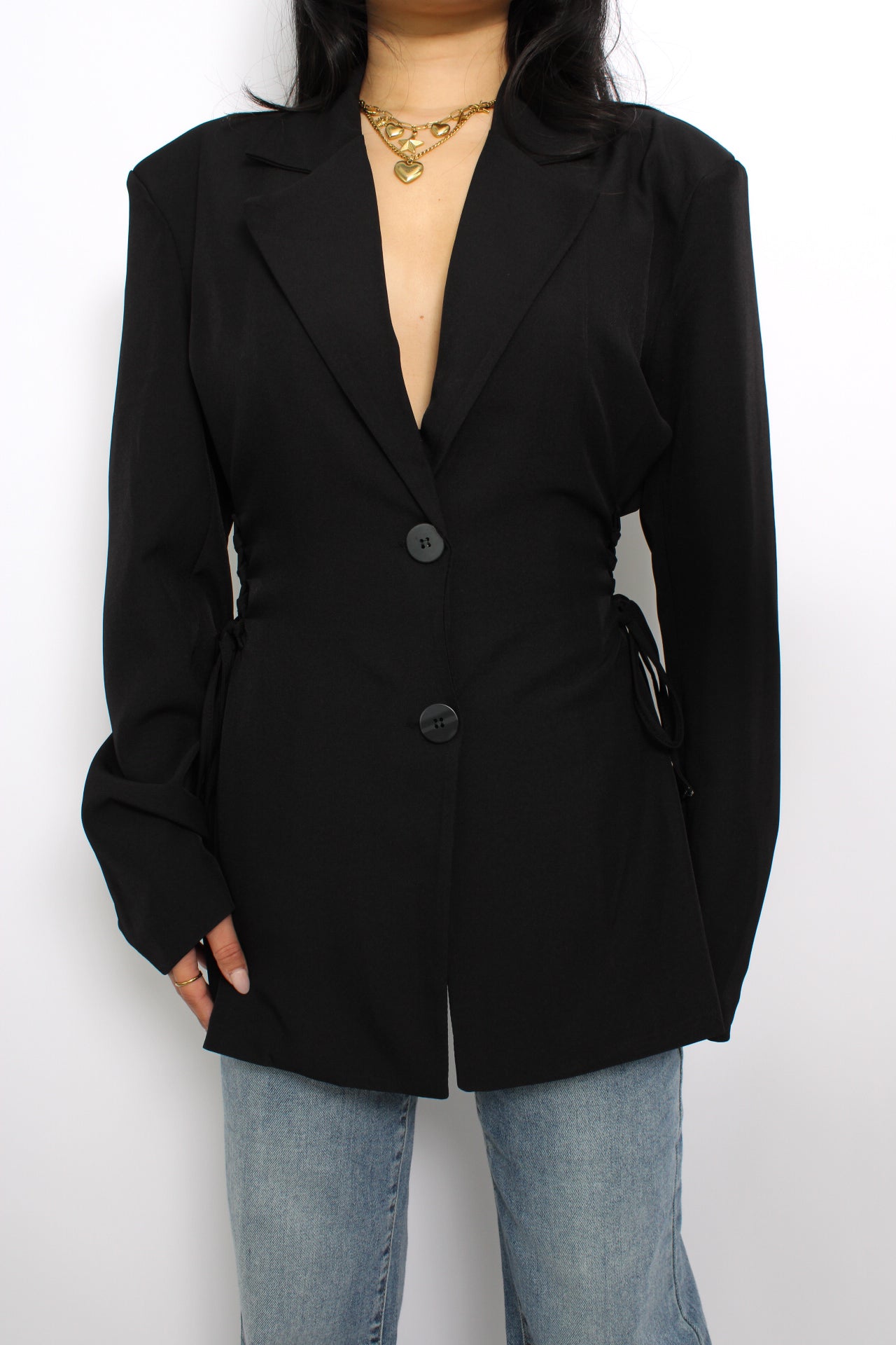 Zwarte blazer met touwdetails aan de zijkanten voor een getailleerde pasvorm.