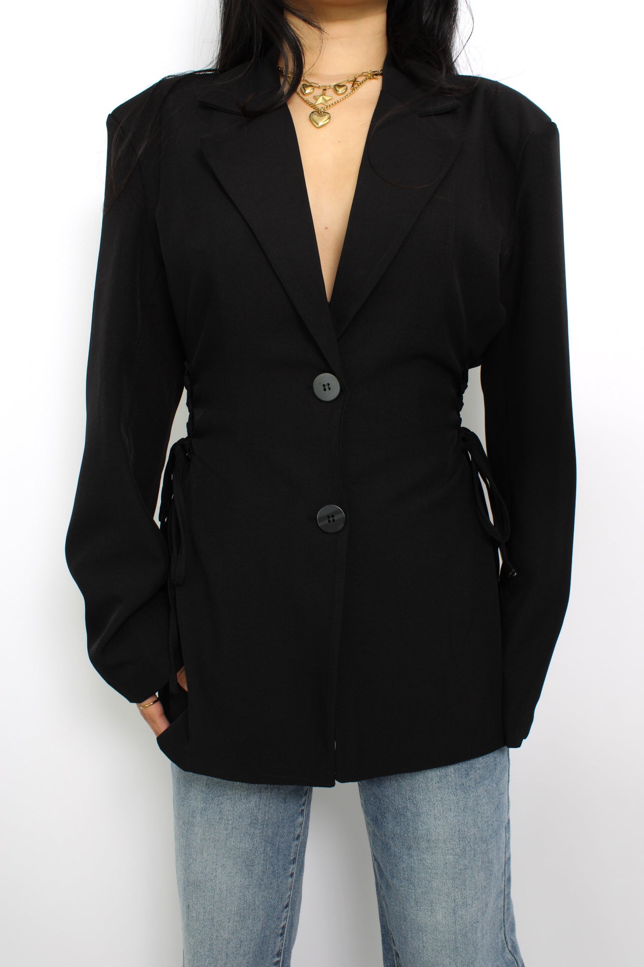 Zwarte blazer met touwdetails aan de zijkanten voor een getailleerde pasvorm.