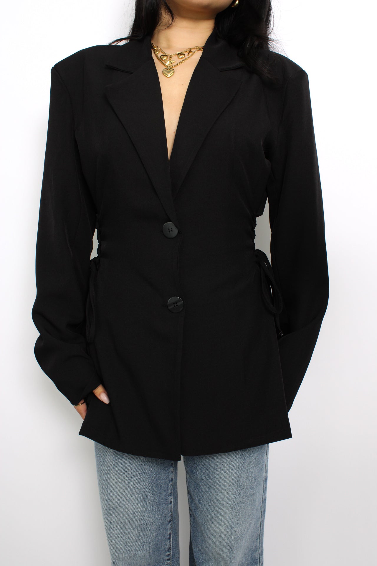 Zwarte blazer met touwdetails aan de zijkanten voor een getailleerde pasvorm.