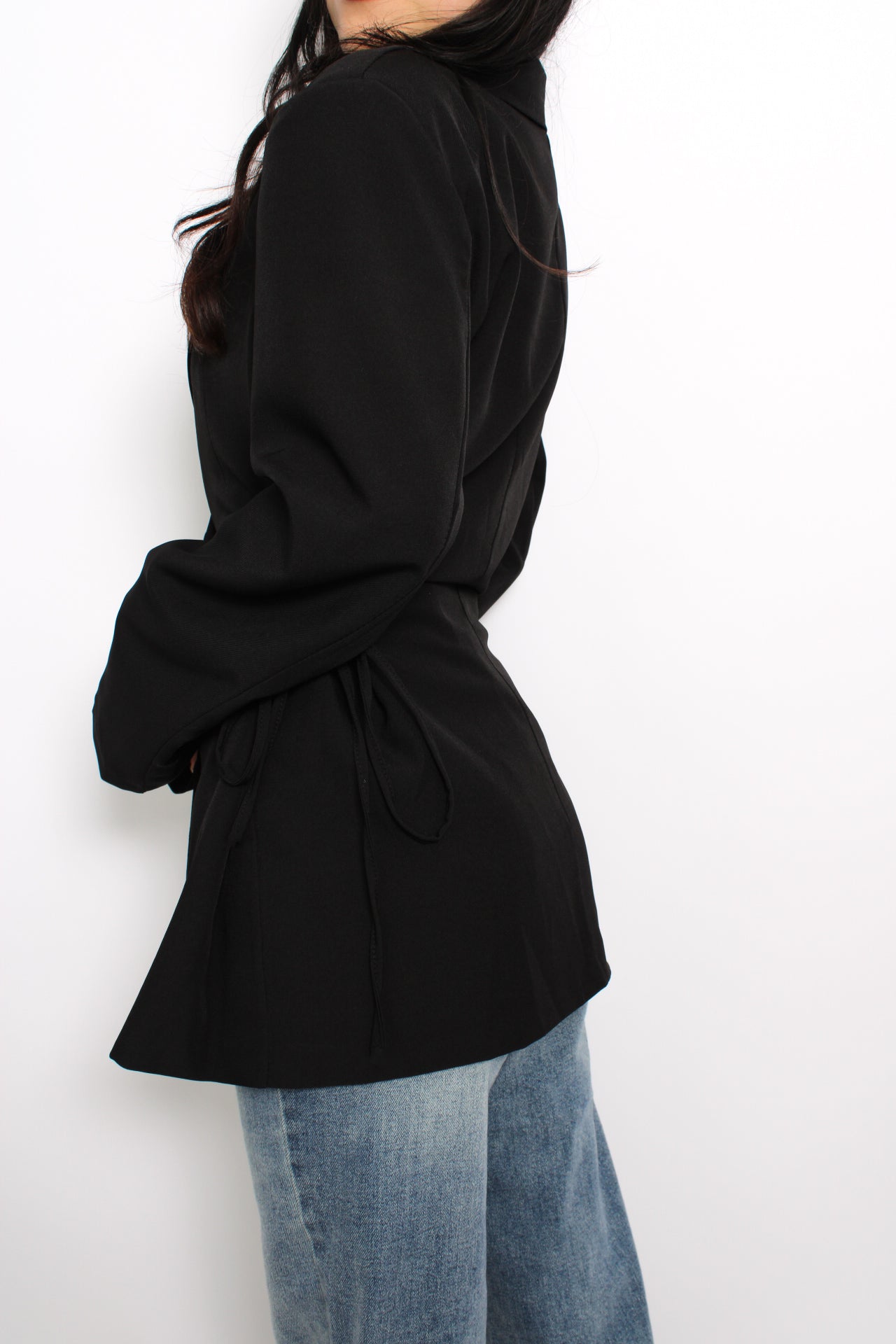 Zwarte blazer met touwdetails aan de zijkanten voor een getailleerde pasvorm.
