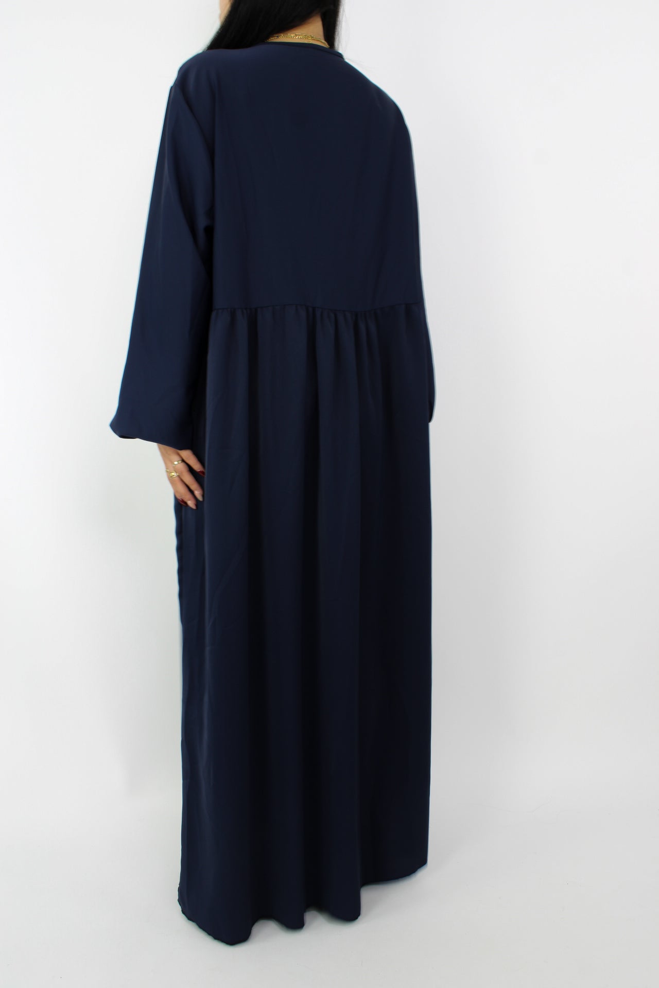 Stijlvolle, lange jurk met een losse pasvorm, ontworpen om comfortabel te dragen met een hijab, met een bescheiden halslijn en mouwen. Satijnen abaya
