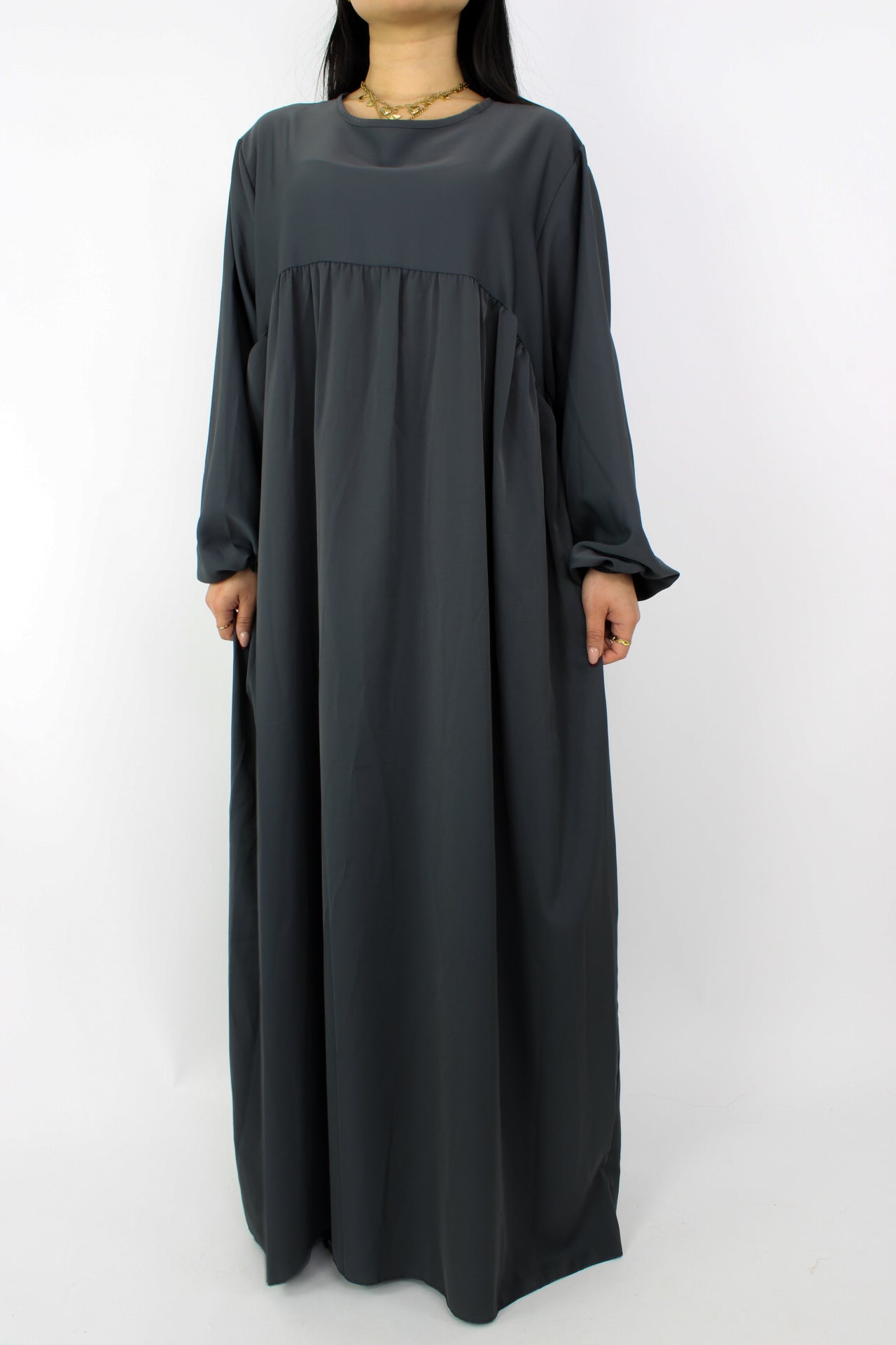 Stijlvolle, lange jurk met een losse pasvorm, ontworpen om comfortabel te dragen met een hijab, met een bescheiden halslijn en mouwen. Satijnen abaya