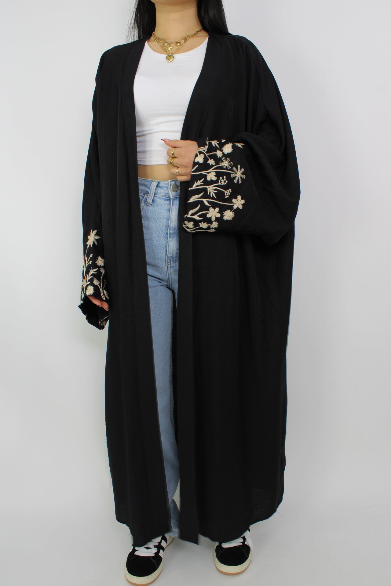 Traditionele kimono met bloemenmotief, voorzien van brede mouwen en een riem in de taille, gemaakt van een lichte, zijdeachtige stof.