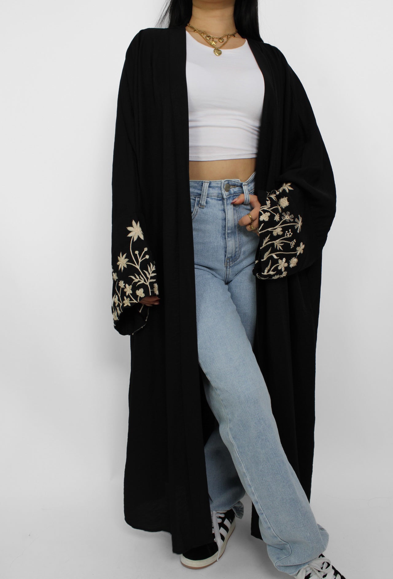 Traditionele kimono met bloemenmotief, voorzien van brede mouwen en een riem in de taille, gemaakt van een lichte, zijdeachtige stof.