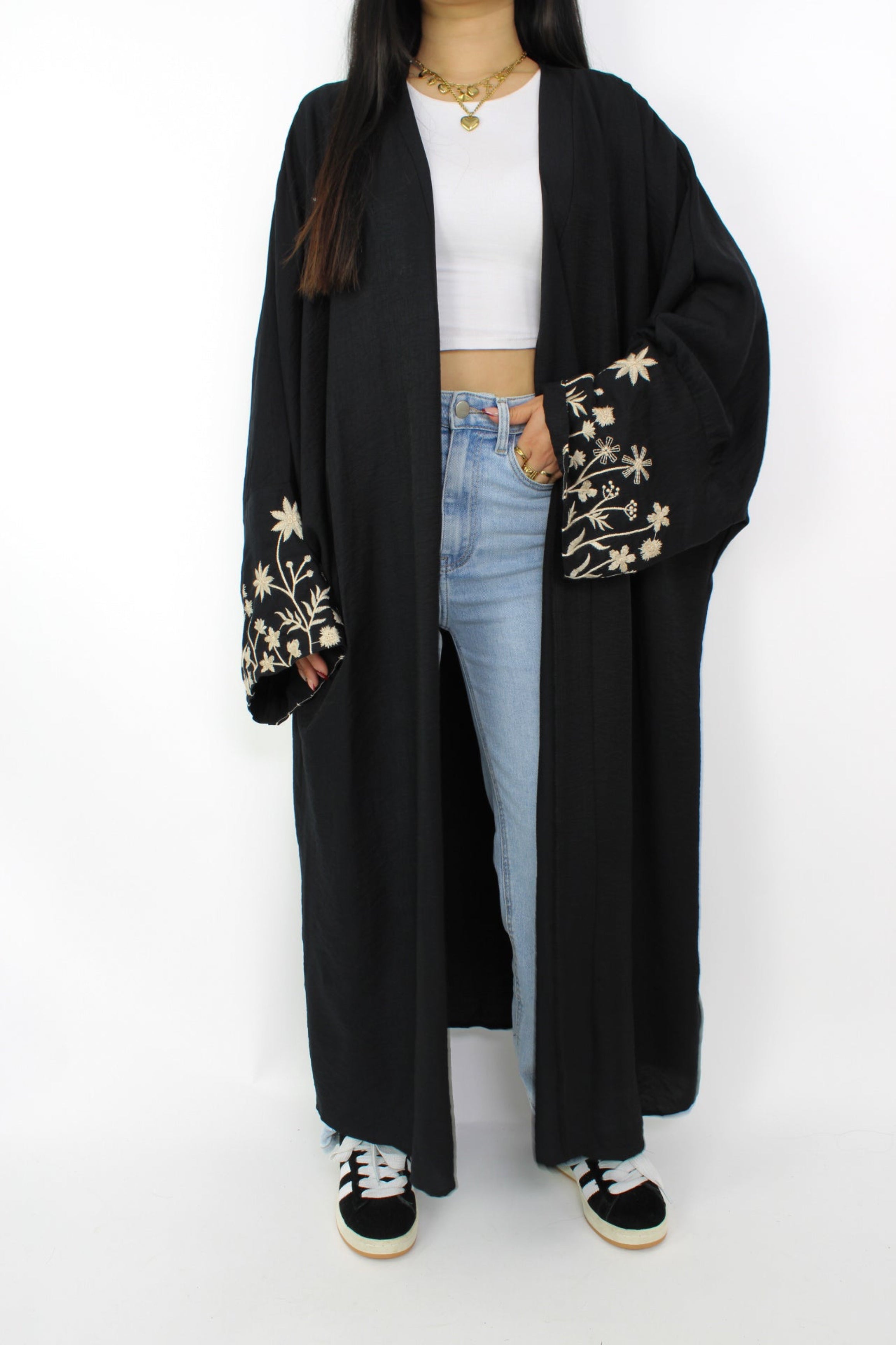 Traditionele kimono met bloemenmotief, voorzien van brede mouwen en een riem in de taille, gemaakt van een lichte, zijdeachtige stof.