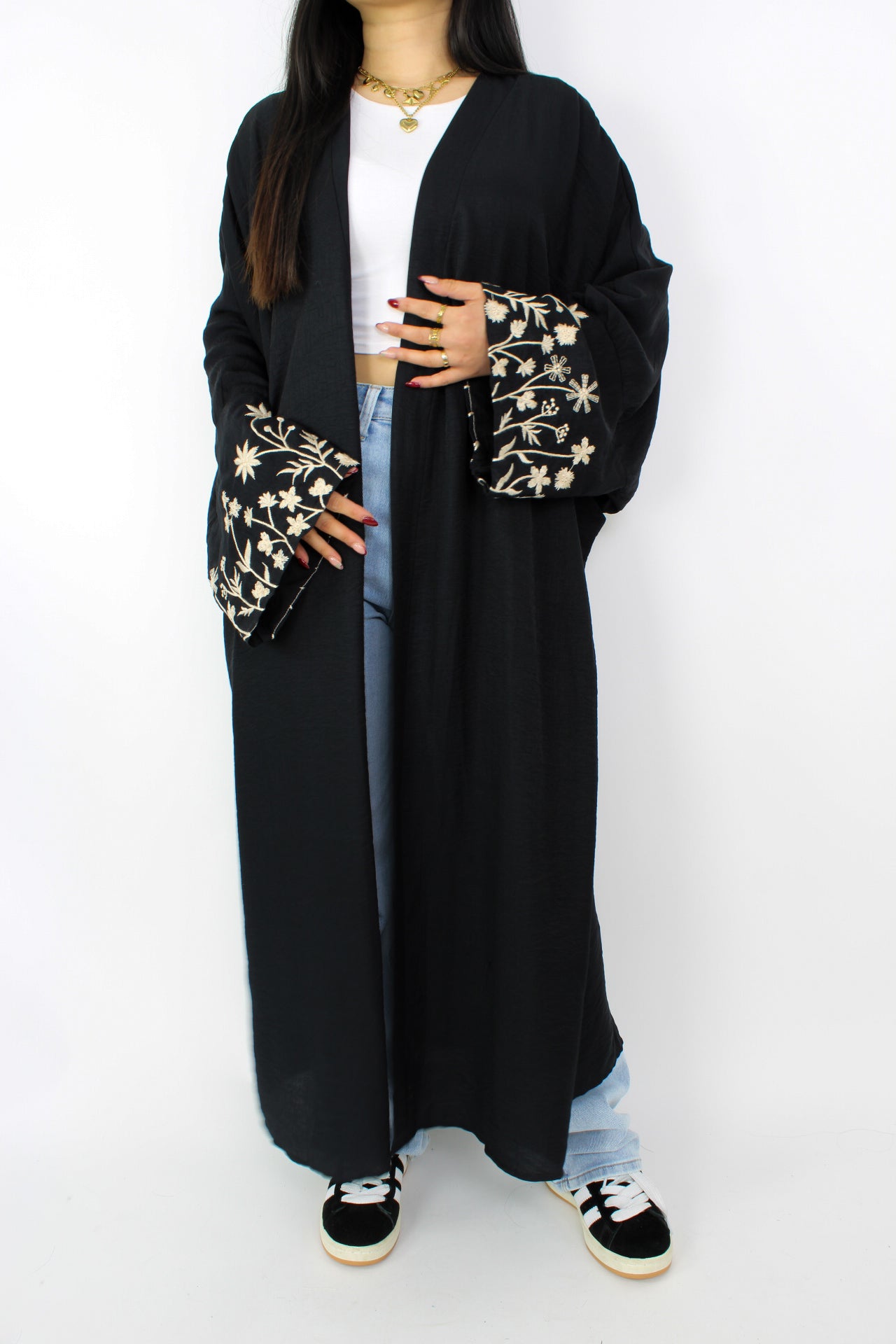 Traditionele kimono met bloemenmotief, voorzien van brede mouwen en een riem in de taille, gemaakt van een lichte, zijdeachtige stof.