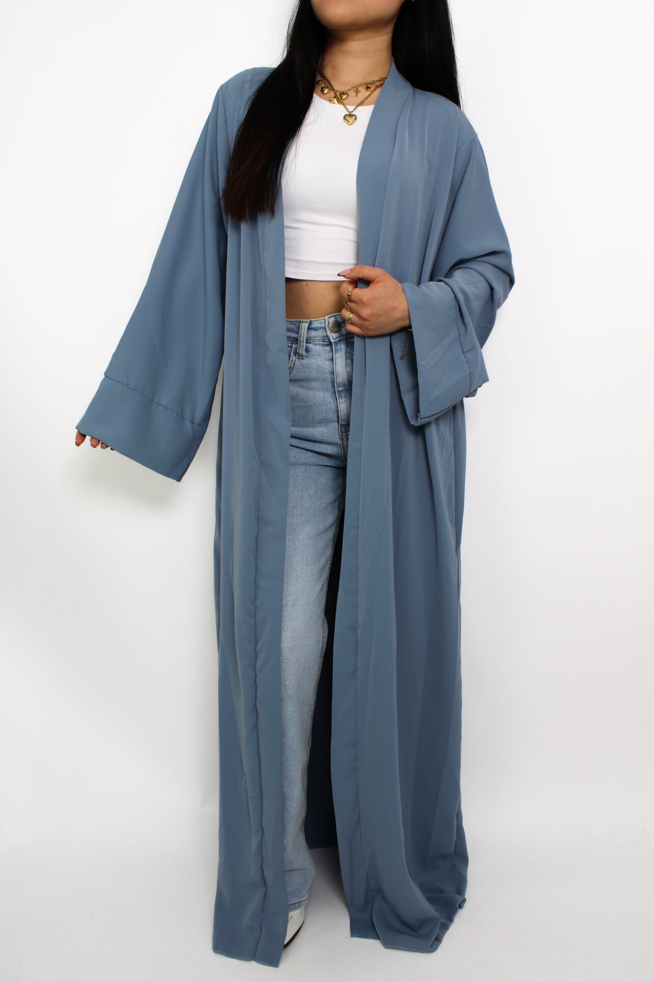 Zachte satijnen kimono met een glanzende afwerking en brede mouwen, die elegant over het lichaam valt.
