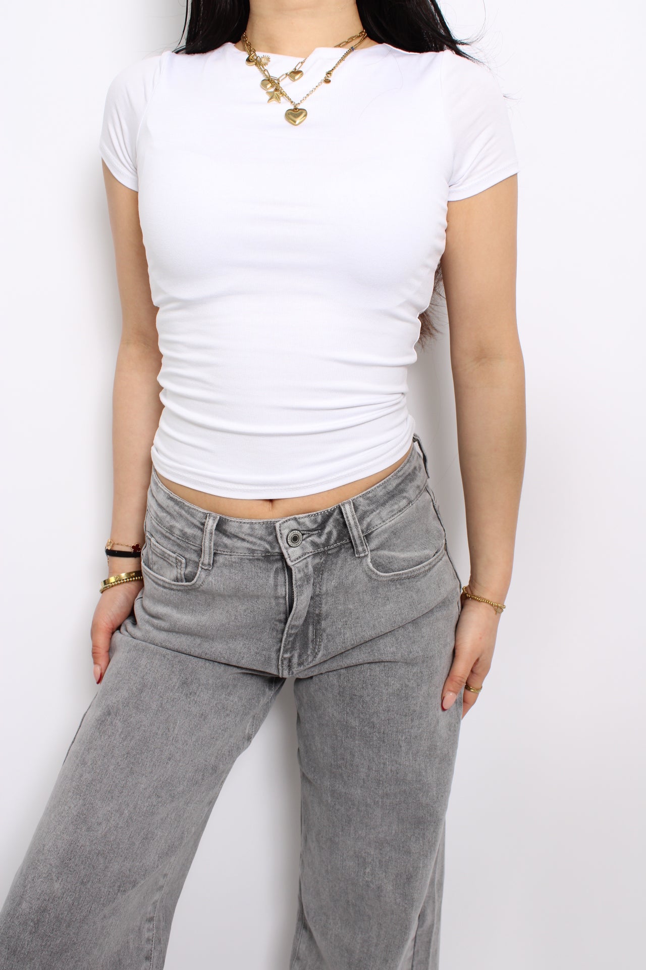 Een top die dubbel gevoerd is, wat zorgt voor extra dekking en voorkomt dat de stof doorschijnt. Het biedt een comfortabele pasvorm en een nette uitstraling, ideaal voor elke gelegenheid.