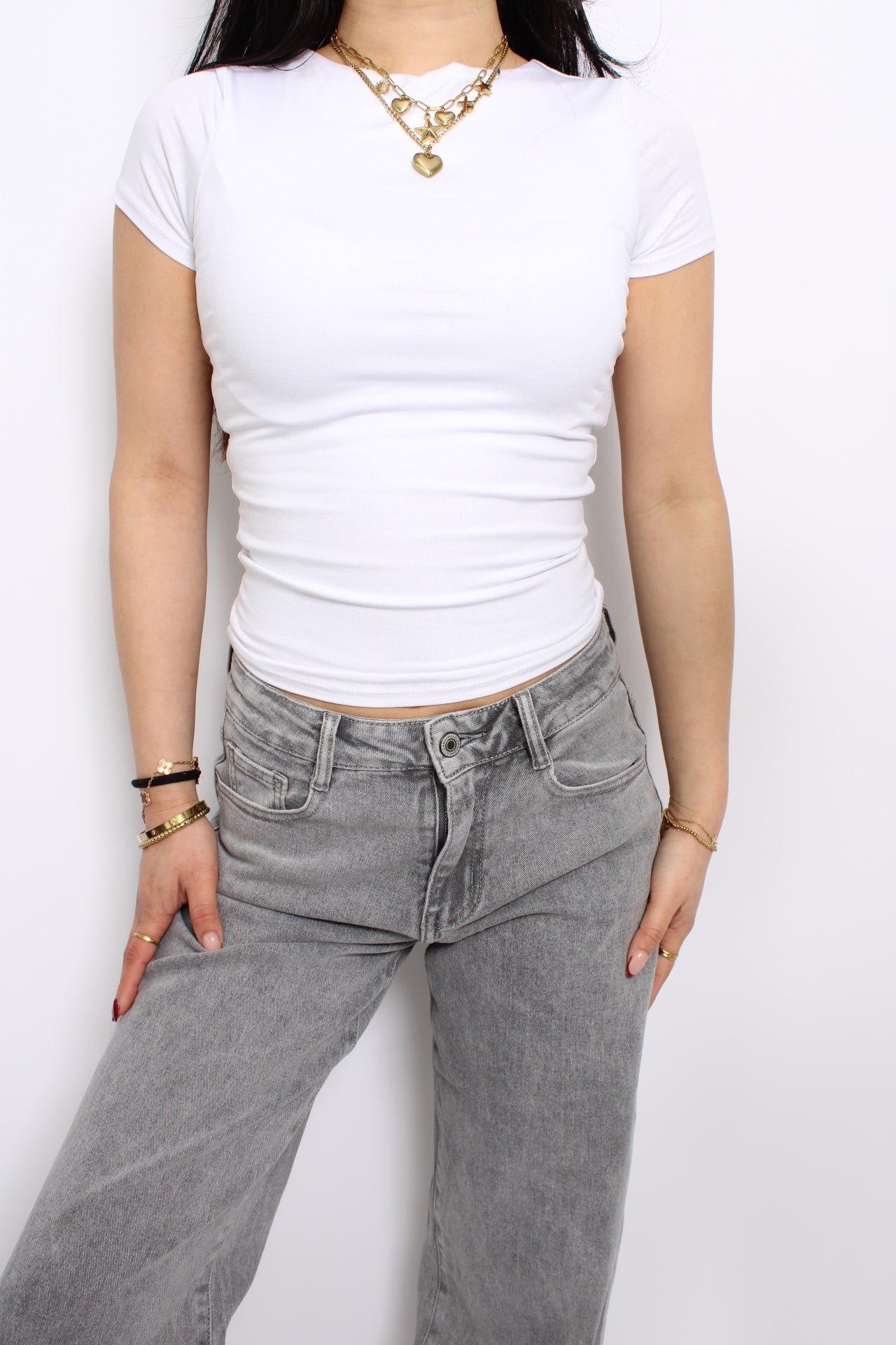 Een top die dubbel gevoerd is, wat zorgt voor extra dekking en voorkomt dat de stof doorschijnt. Het biedt een comfortabele pasvorm en een nette uitstraling, ideaal voor elke gelegenheid.