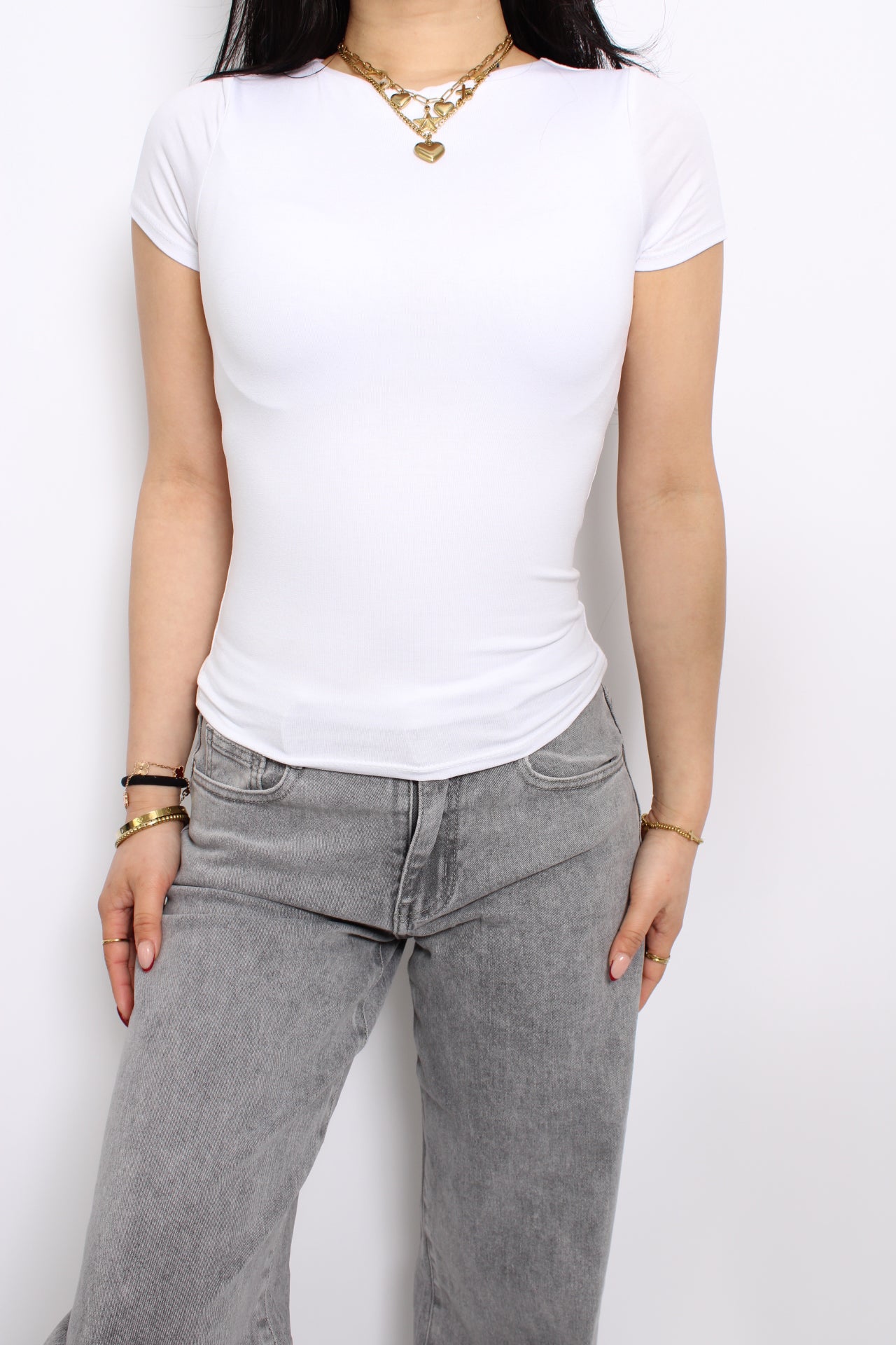 Een top die dubbel gevoerd is, wat zorgt voor extra dekking en voorkomt dat de stof doorschijnt. Het biedt een comfortabele pasvorm en een nette uitstraling, ideaal voor elke gelegenheid.