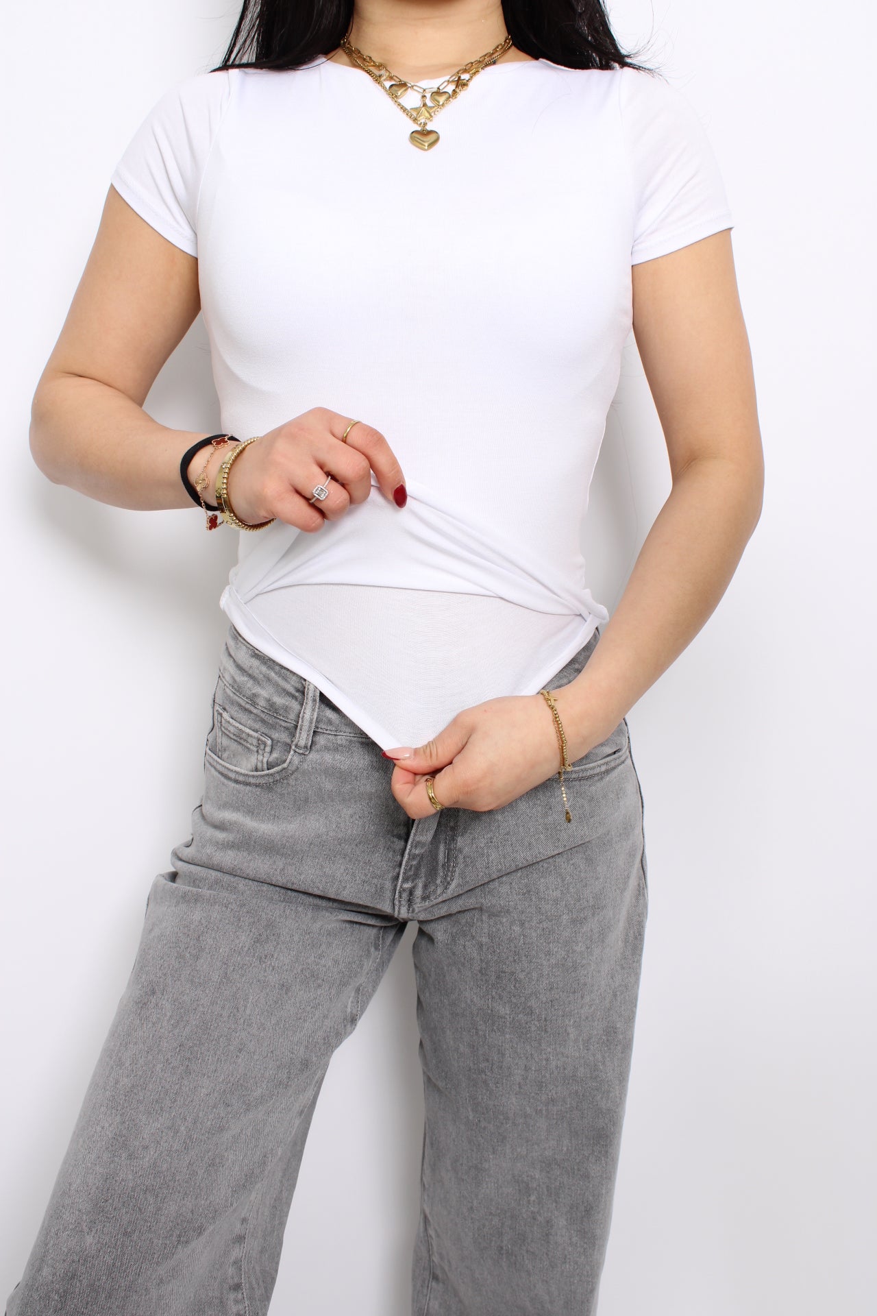 Een top die dubbel gevoerd is, wat zorgt voor extra dekking en voorkomt dat de stof doorschijnt. Het biedt een comfortabele pasvorm en een nette uitstraling, ideaal voor elke gelegenheid.