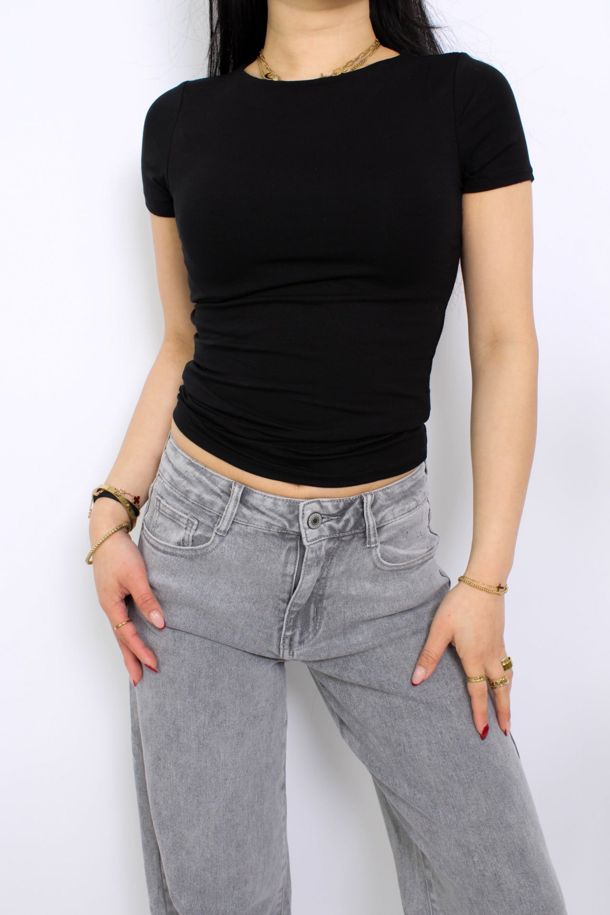 Een top die dubbel gevoerd is, wat zorgt voor extra dekking en voorkomt dat de stof doorschijnt. Het biedt een comfortabele pasvorm en een nette uitstraling, ideaal voor elke gelegenheid.