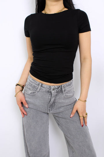 Een top die dubbel gevoerd is, wat zorgt voor extra dekking en voorkomt dat de stof doorschijnt. Het biedt een comfortabele pasvorm en een nette uitstraling, ideaal voor elke gelegenheid.