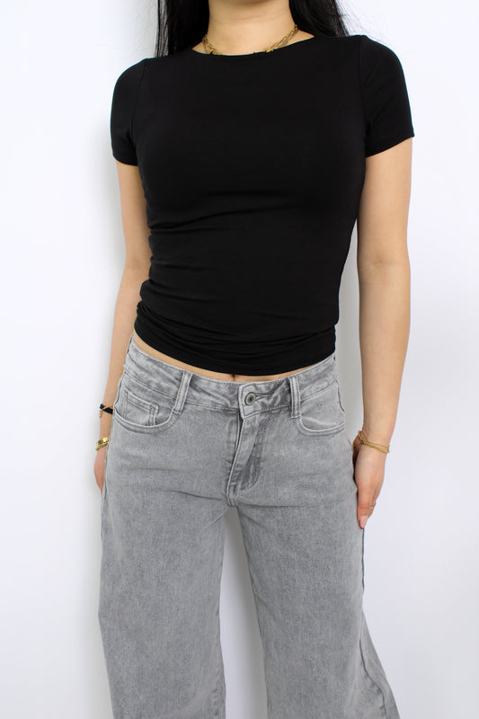 Een top die dubbel gevoerd is, wat zorgt voor extra dekking en voorkomt dat de stof doorschijnt. Het biedt een comfortabele pasvorm en een nette uitstraling, ideaal voor elke gelegenheid.