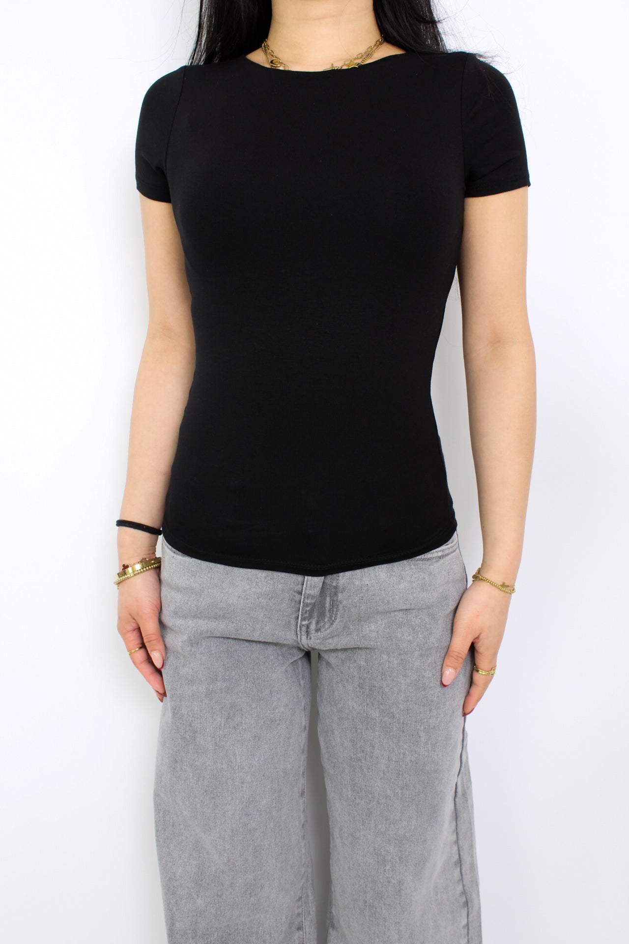 Een top die dubbel gevoerd is, wat zorgt voor extra dekking en voorkomt dat de stof doorschijnt. Het biedt een comfortabele pasvorm en een nette uitstraling, ideaal voor elke gelegenheid.