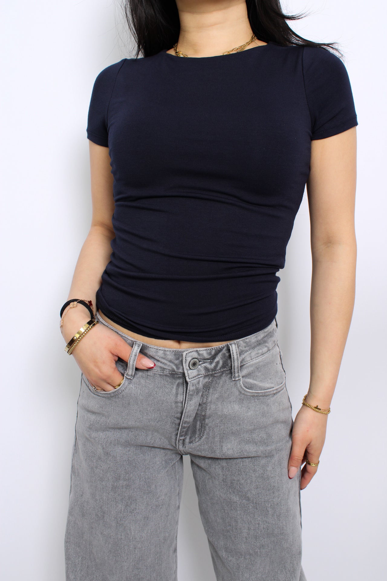 Een top die dubbel gevoerd is, wat zorgt voor extra dekking en voorkomt dat de stof doorschijnt. Het biedt een comfortabele pasvorm en een nette uitstraling, ideaal voor elke gelegenheid.