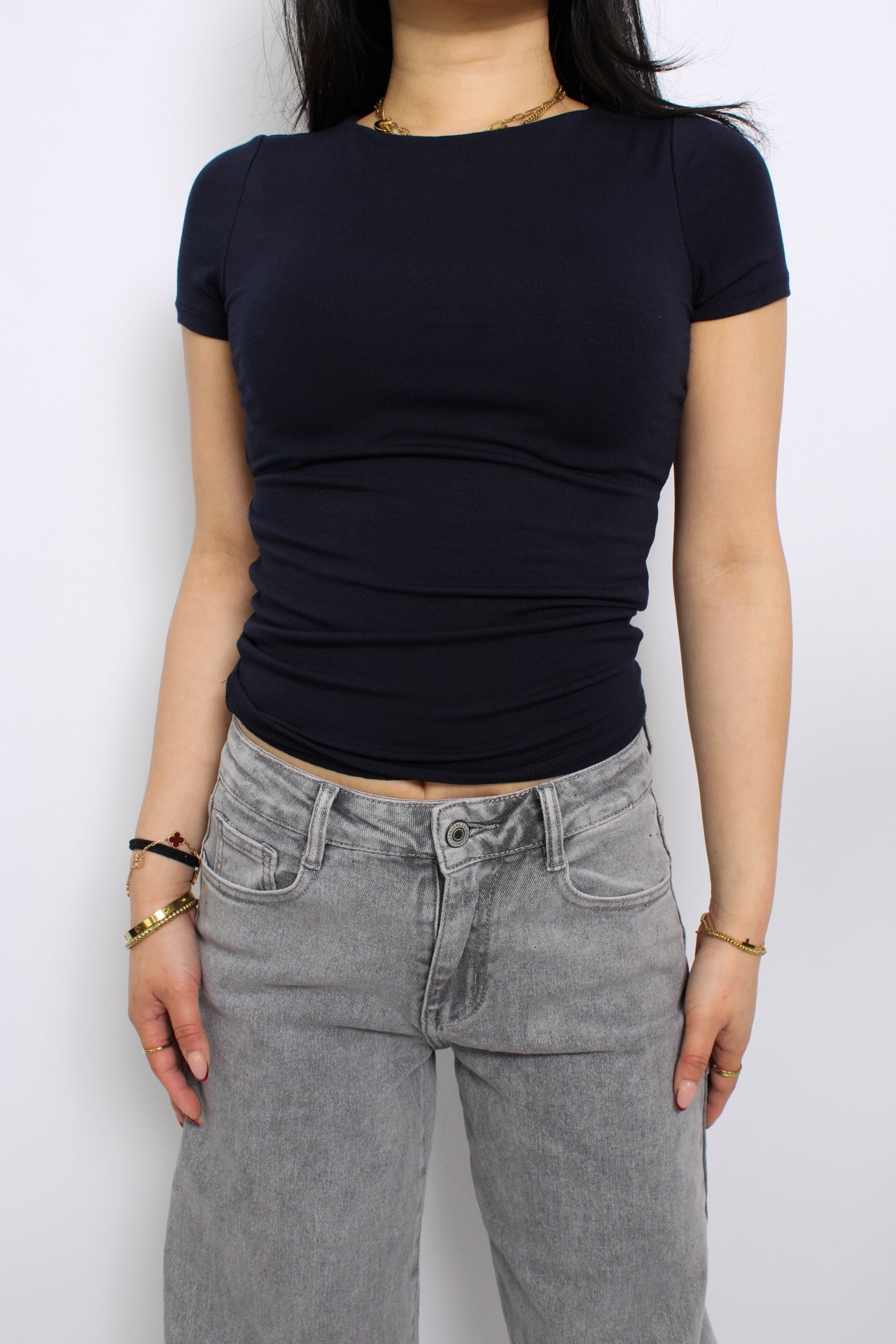 Een top die dubbel gevoerd is, wat zorgt voor extra dekking en voorkomt dat de stof doorschijnt. Het biedt een comfortabele pasvorm en een nette uitstraling, ideaal voor elke gelegenheid.