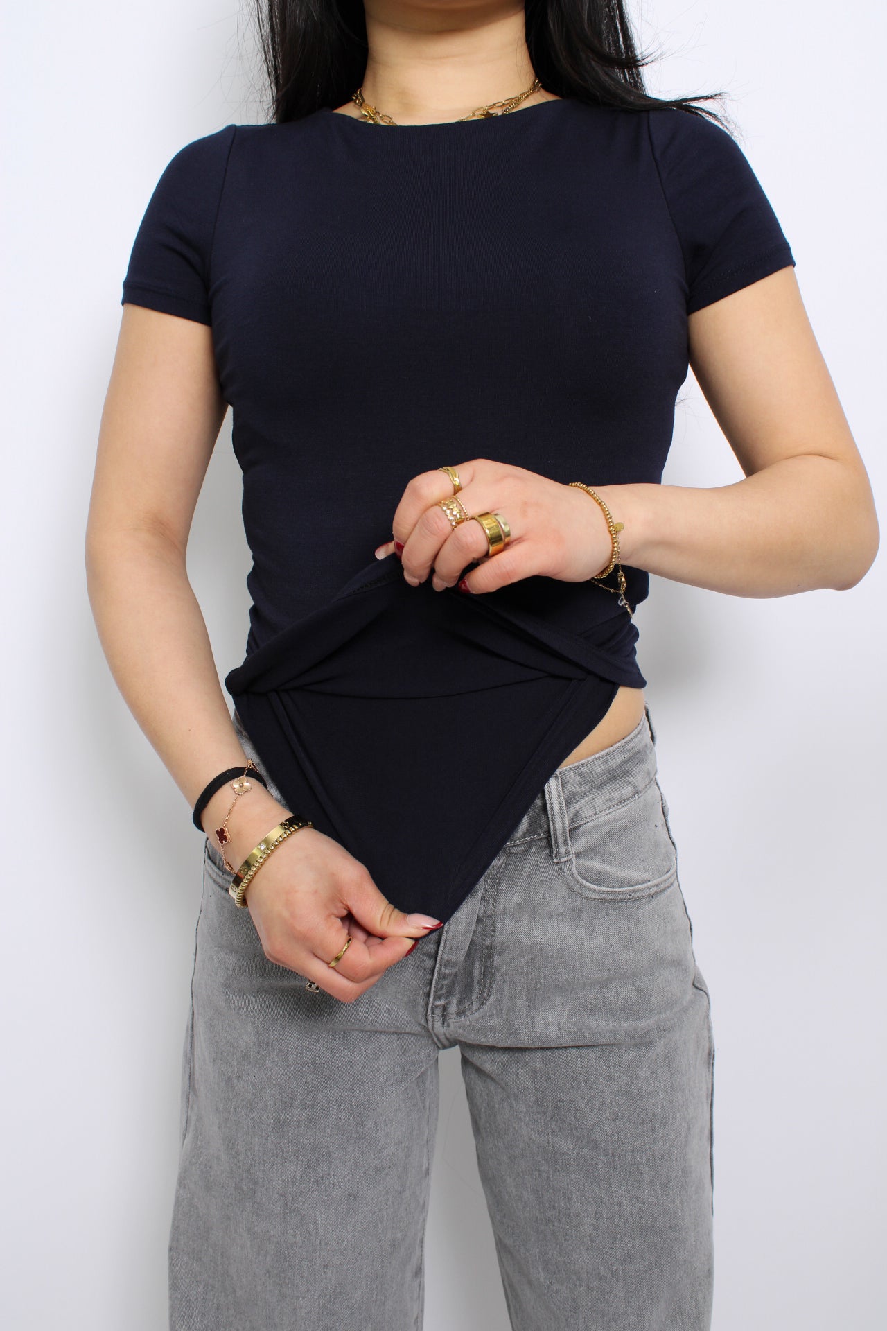 Een top die dubbel gevoerd is, wat zorgt voor extra dekking en voorkomt dat de stof doorschijnt. Het biedt een comfortabele pasvorm en een nette uitstraling, ideaal voor elke gelegenheid.