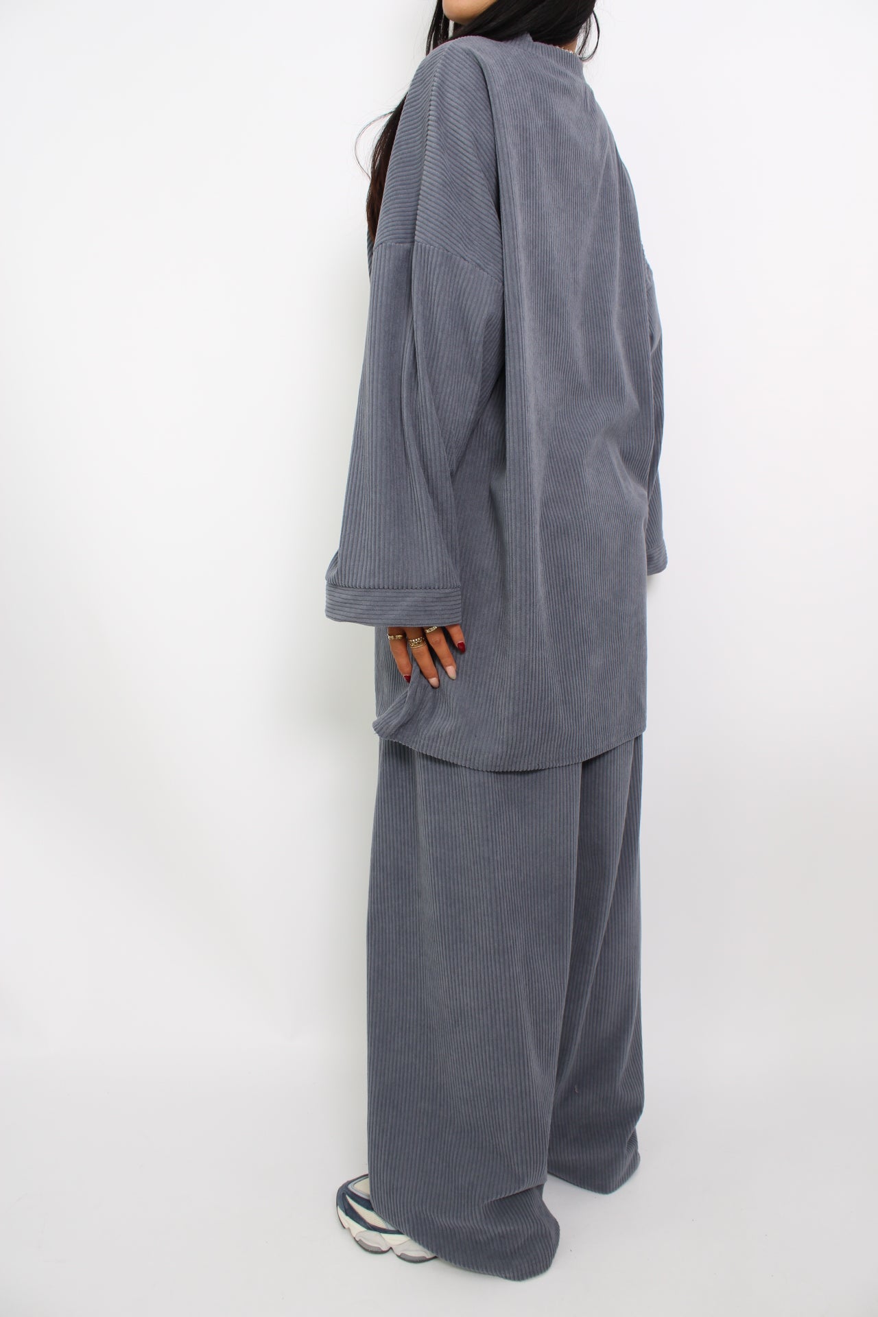 Een hijabproof tweedelige set van corduroy, bestaande uit een lange, losse top met lange mouwen en een bijpassende broek. De stof is comfortabel en ademend, met een tijdloze, elegante uitstraling