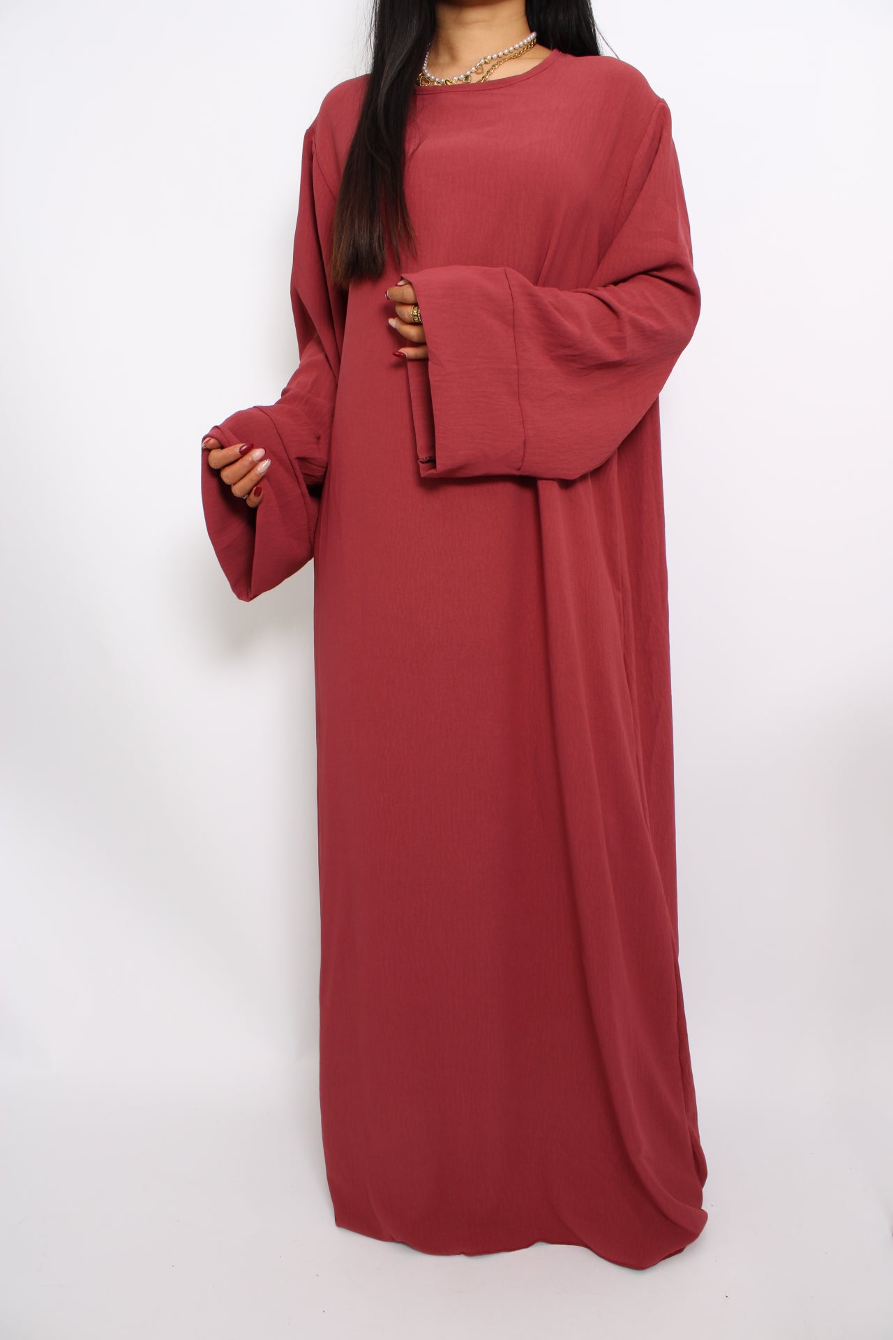 Een hijabproof jurk met lange mouwen, hoge halslijn en een losse pasvorm in ademende, niet-doorzichtige stof.