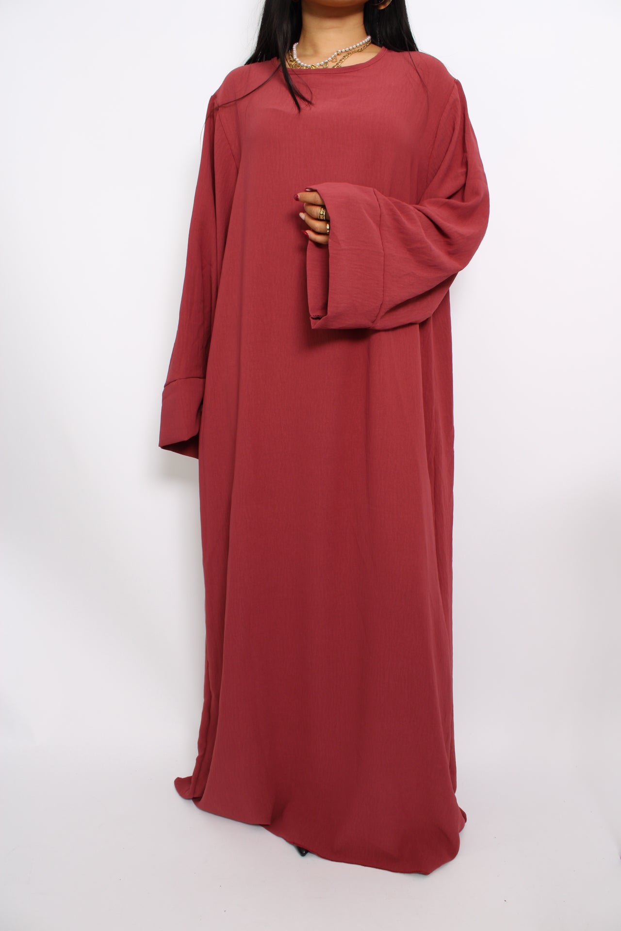 Een hijabproof jurk met lange mouwen, hoge halslijn en een losse pasvorm in ademende, niet-doorzichtige stof.