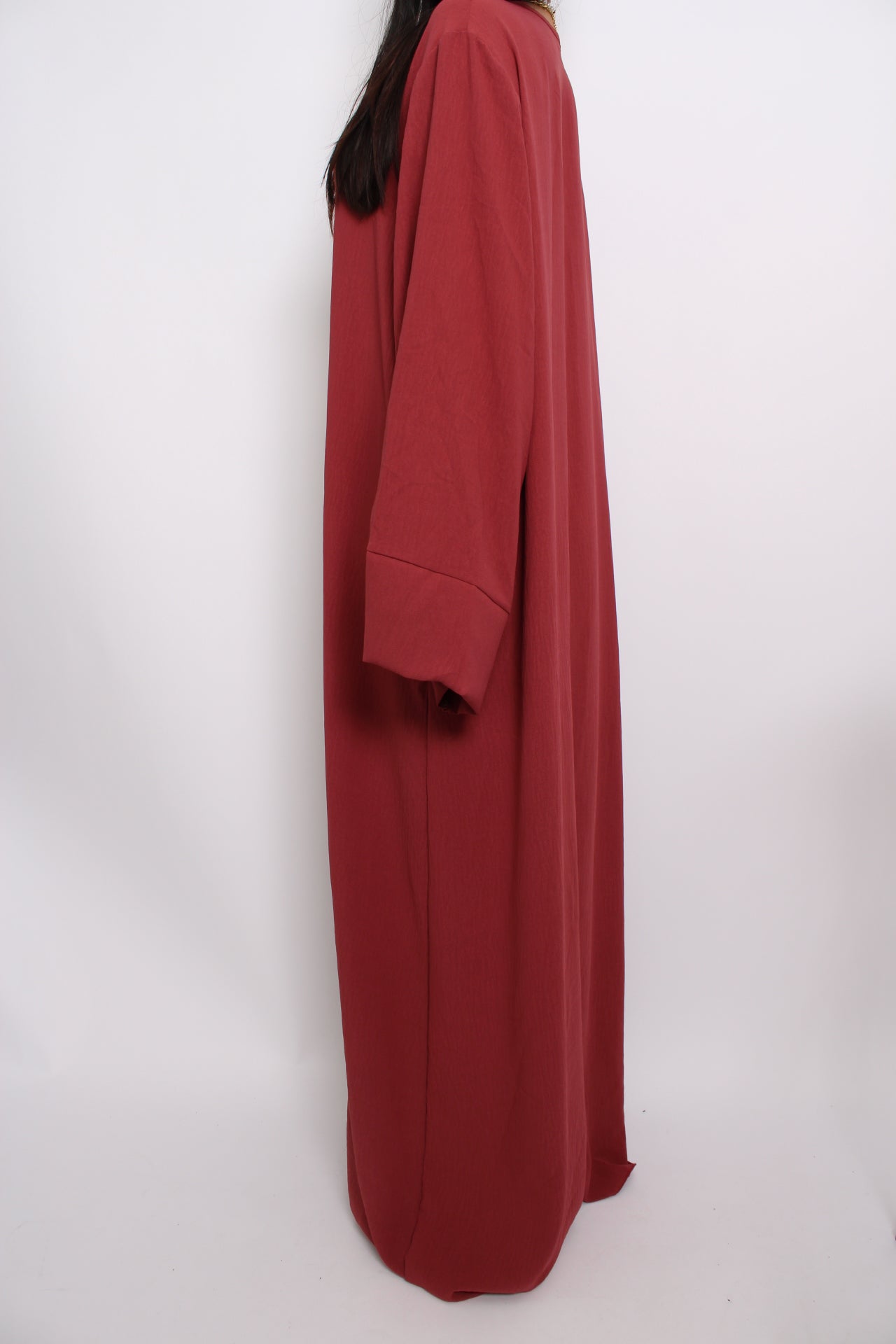 Een hijabproof jurk met lange mouwen, hoge halslijn en een losse pasvorm in ademende, niet-doorzichtige stof.