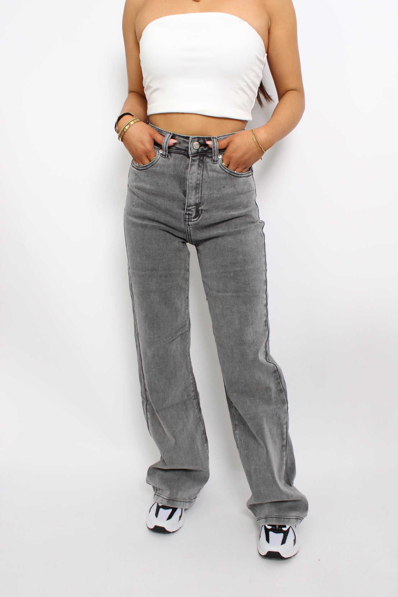 Grijze wide leg jeans met stretch en een highwaist ontwerp. De jeans bieden een comfortabele pasvorm en een moderne, losse uitstraling.