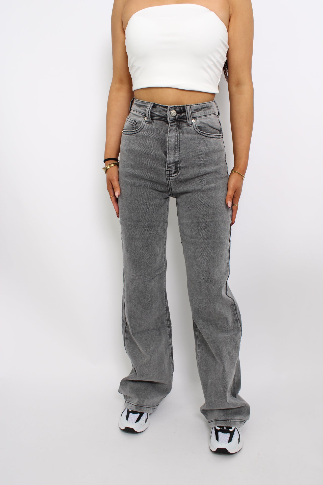 Grijze wide leg jeans met stretch en een highwaist ontwerp. De jeans bieden een comfortabele pasvorm en een moderne, losse uitstraling.