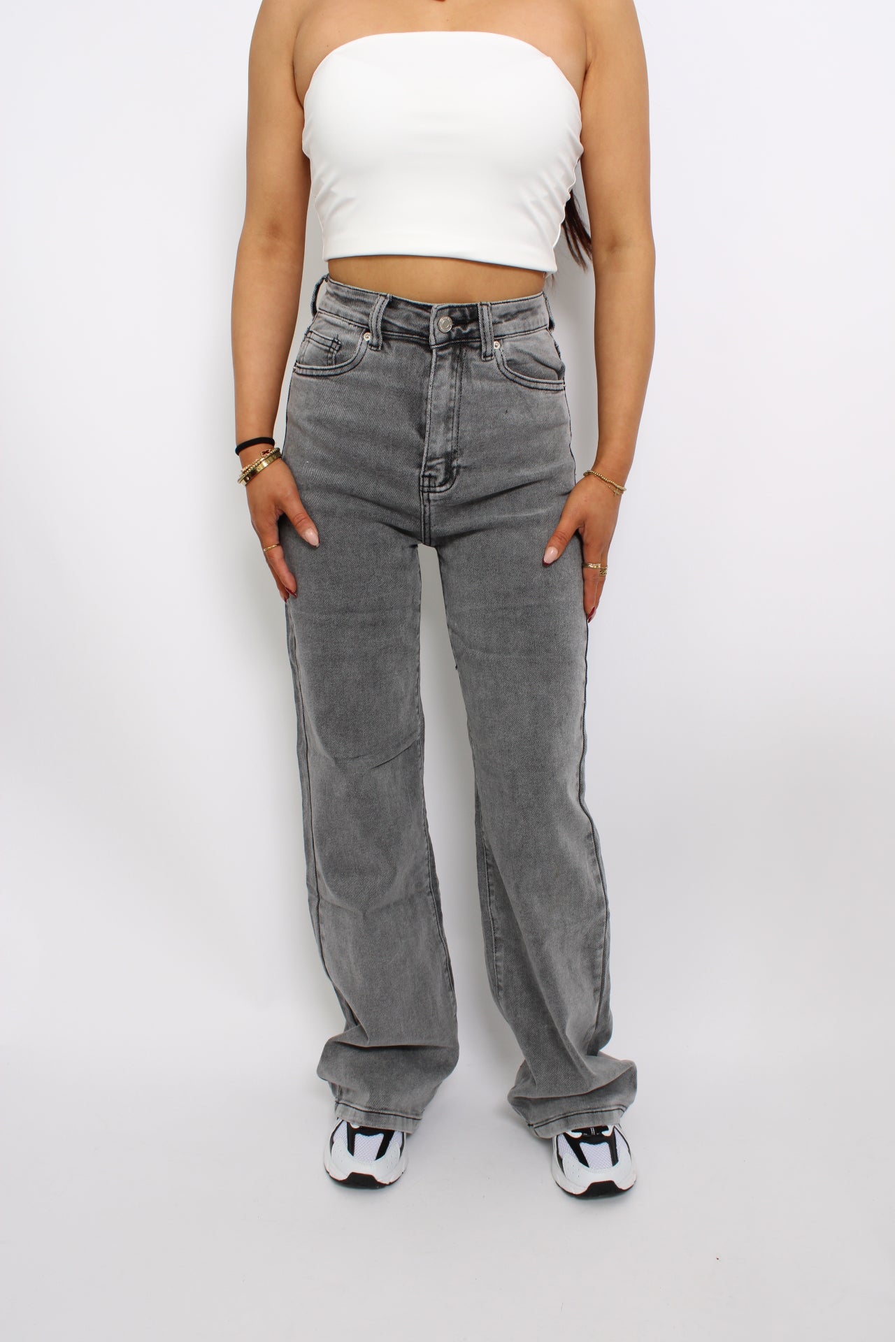 Grijze wide leg jeans met stretch en een highwaist ontwerp. De jeans bieden een comfortabele pasvorm en een moderne, losse uitstraling.