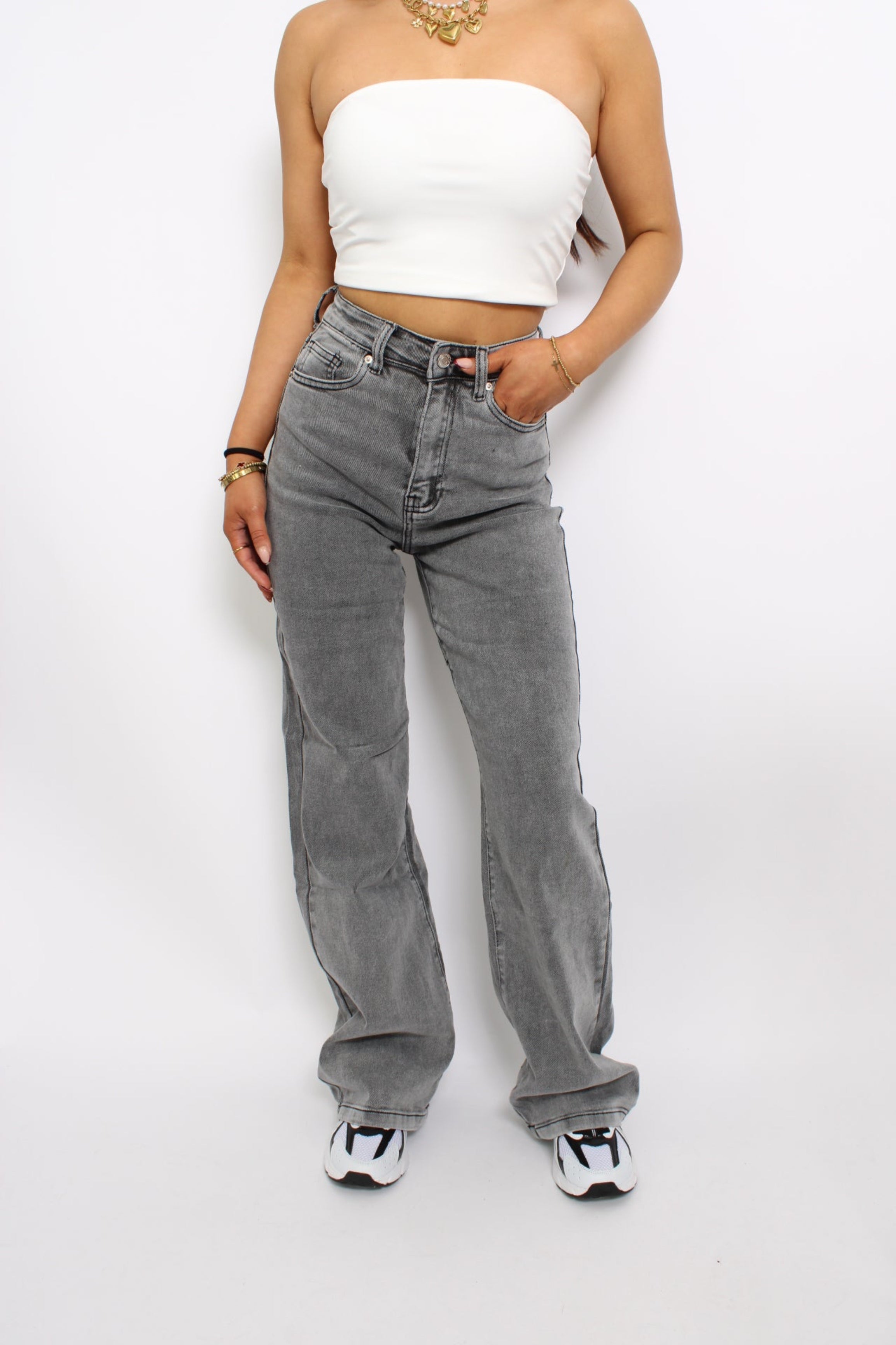 Grijze wide leg jeans met stretch en een highwaist ontwerp. De jeans bieden een comfortabele pasvorm en een moderne, losse uitstraling.