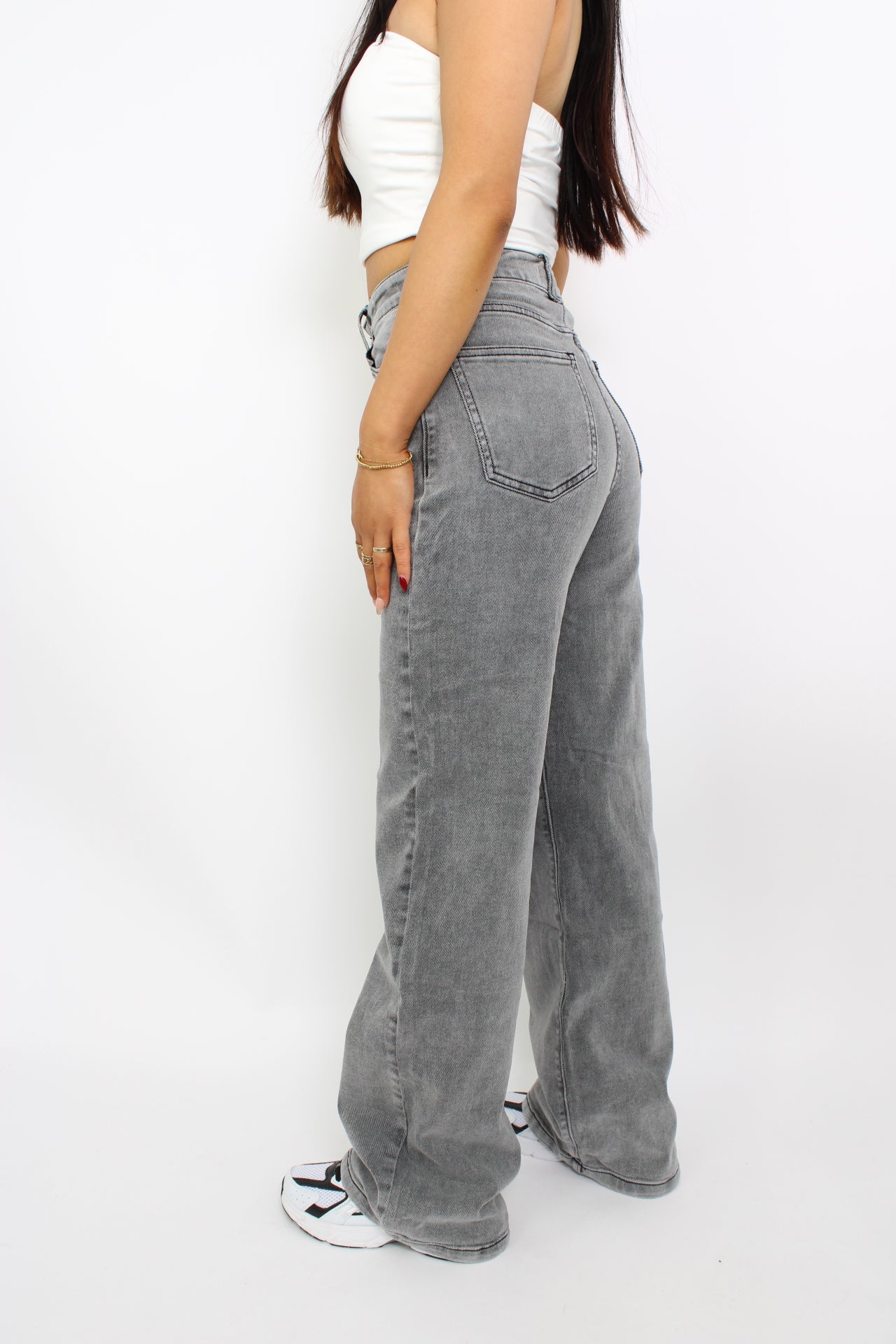 Grijze wide leg jeans met stretch en een highwaist ontwerp. De jeans bieden een comfortabele pasvorm en een moderne, losse uitstraling.