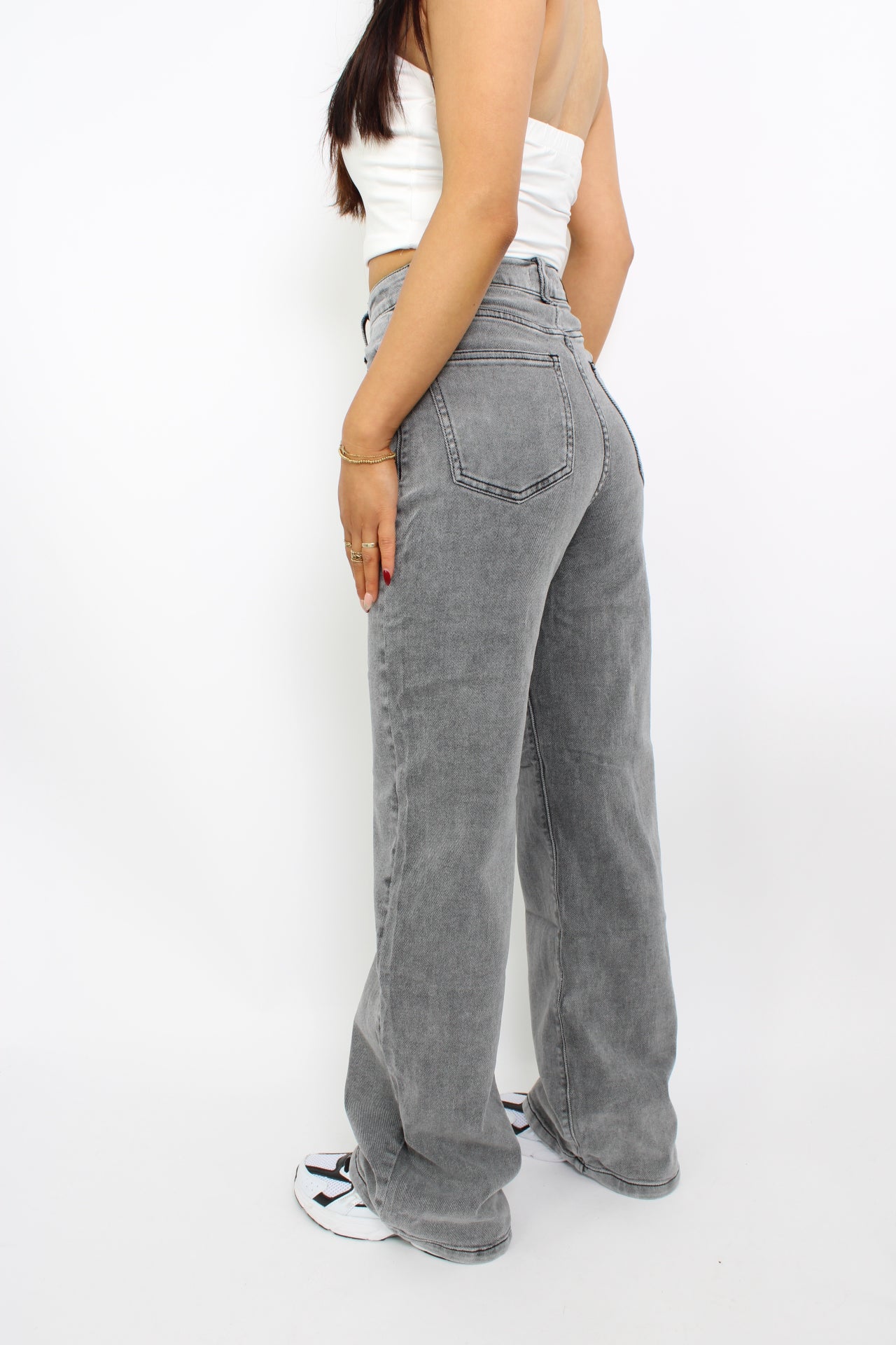 Grijze wide leg jeans met stretch en een highwaist ontwerp. De jeans bieden een comfortabele pasvorm en een moderne, losse uitstraling.