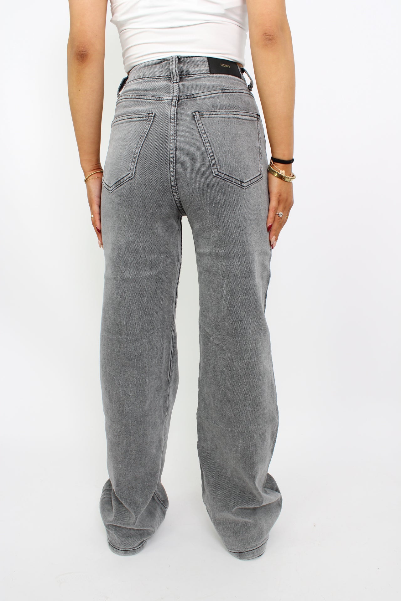 Grijze wide leg jeans met stretch en een highwaist ontwerp. De jeans bieden een comfortabele pasvorm en een moderne, losse uitstraling.