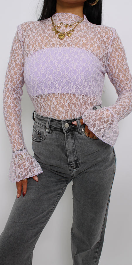 Een elegante kanten top met flare mouwen, een losse pasvorm en een verfijnde uitstraling. De top heeft een ronde halslijn en een delicate, doorzichtige stof voor een vrouwelijke look.